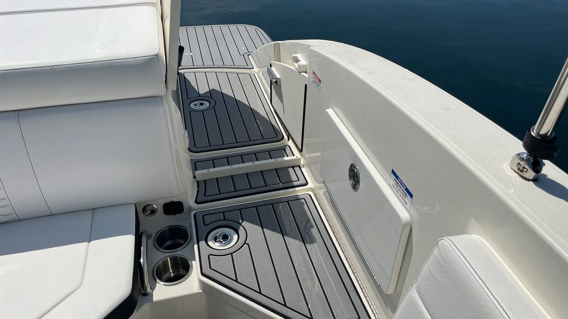 Barco demo Sea Ray SDX 230 OB - Pasillo