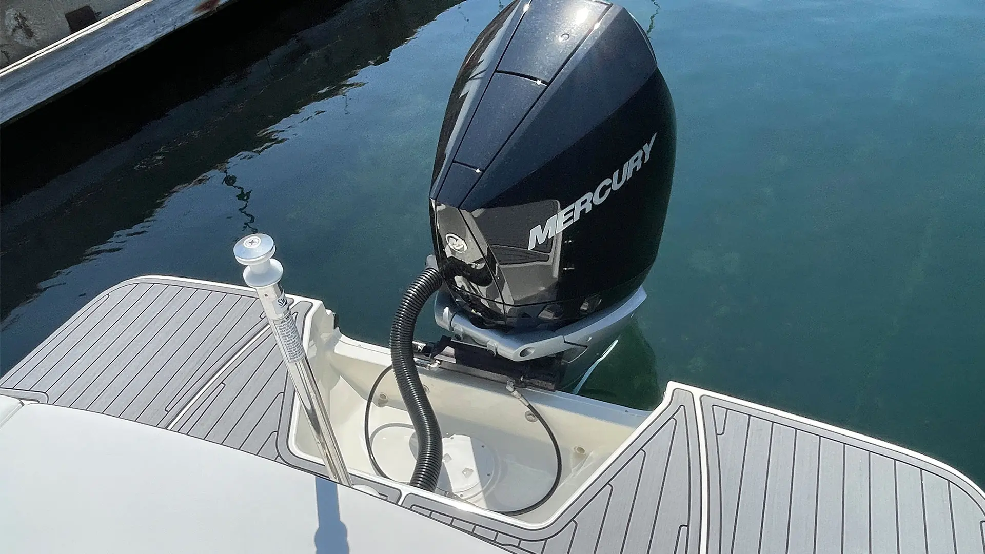 Barco demo Sea Ray SDX 230 OB - Plataforma de baño