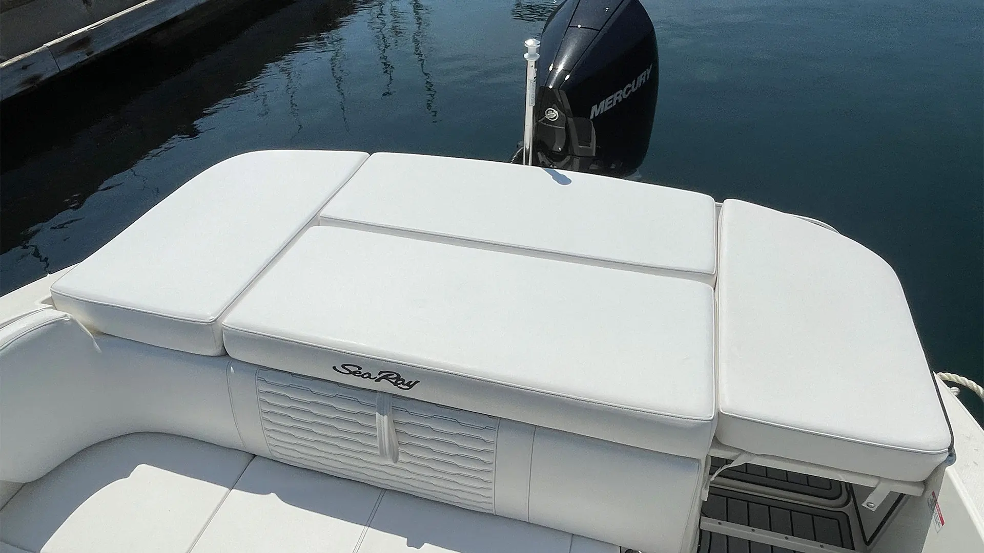 Barco demo Sea Ray SDX 230 OB - Solárium popa