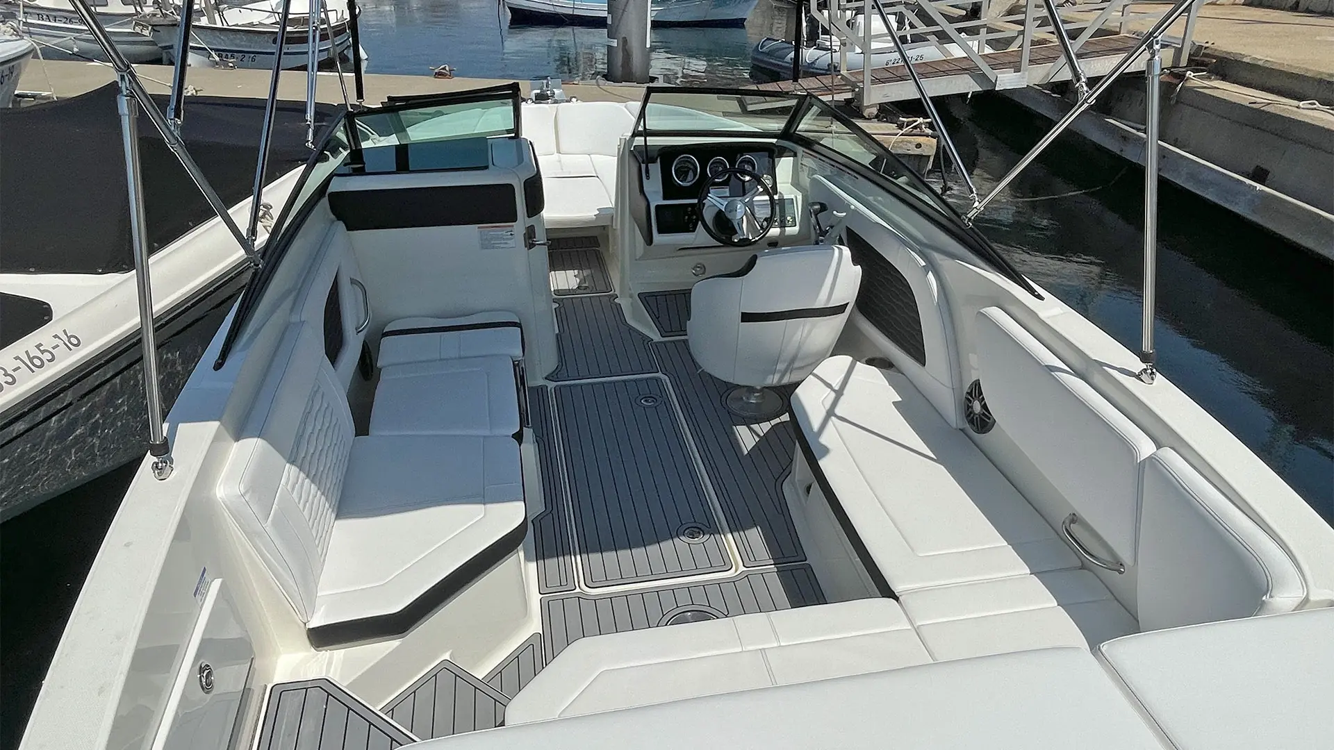 Barco demo Sea Ray SDX 230 OB - Vista bañera