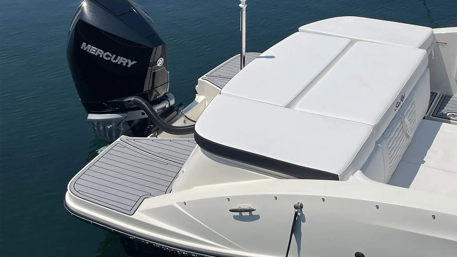 Barco demo Sea Ray SDX 230 OB - Solárium popa