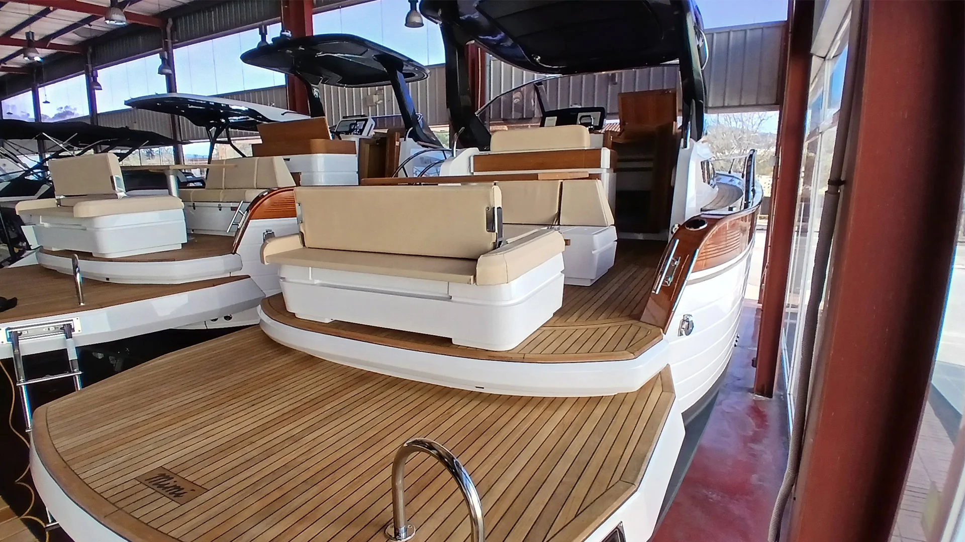 barco-en-stock-cantieri-mimi-libeccio-9-5-cabin-en-exposicion