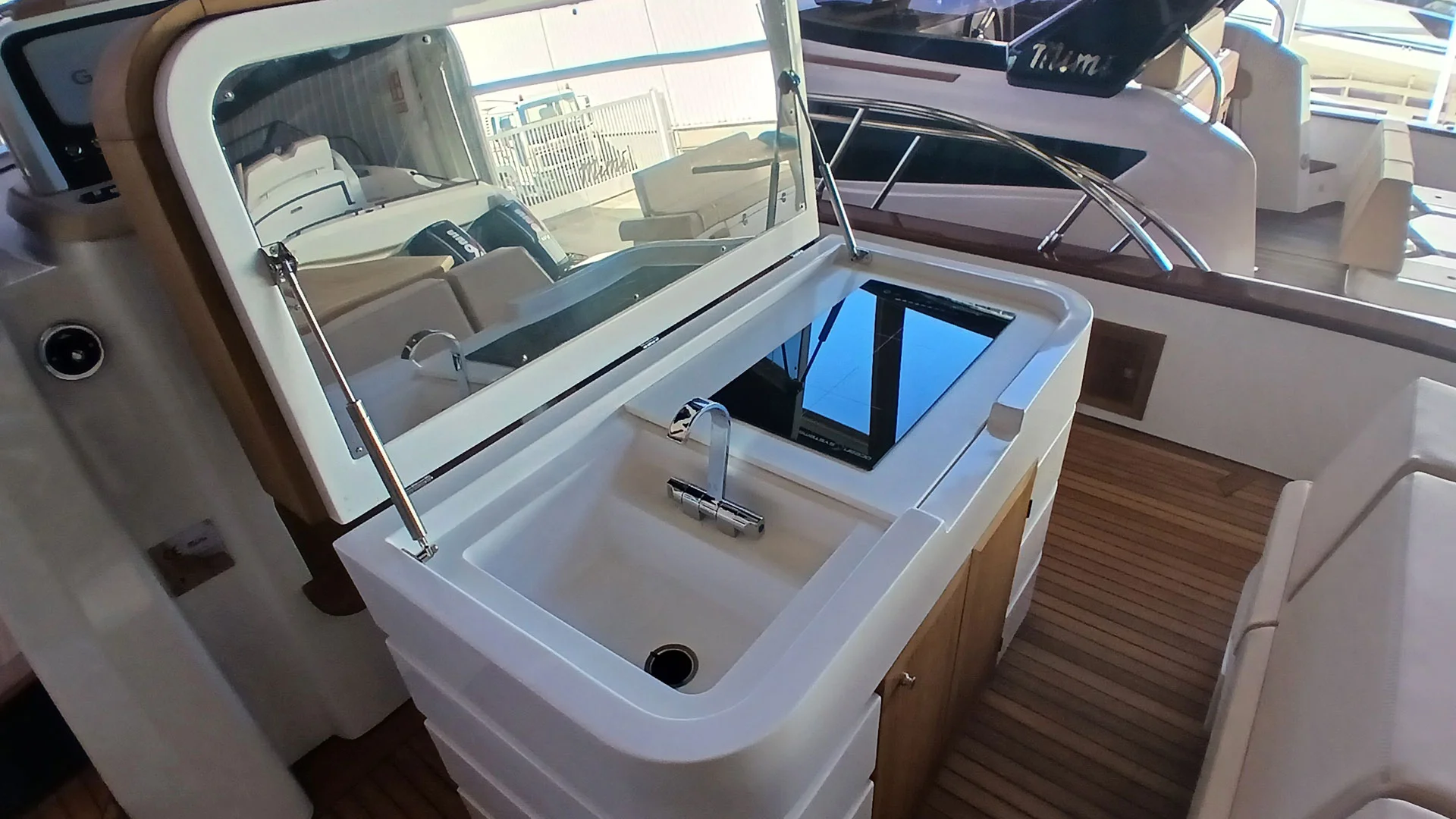 barco-en-stock-cantieri-mimi-libeccio-9-5-wa-cocina