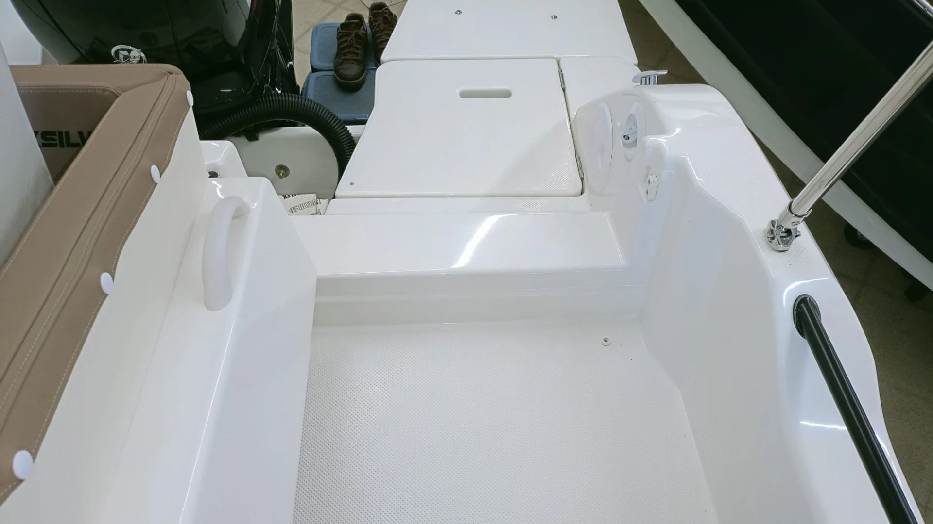 barco-en-stocl-quicksilver-activ-605-sundeck-acceso