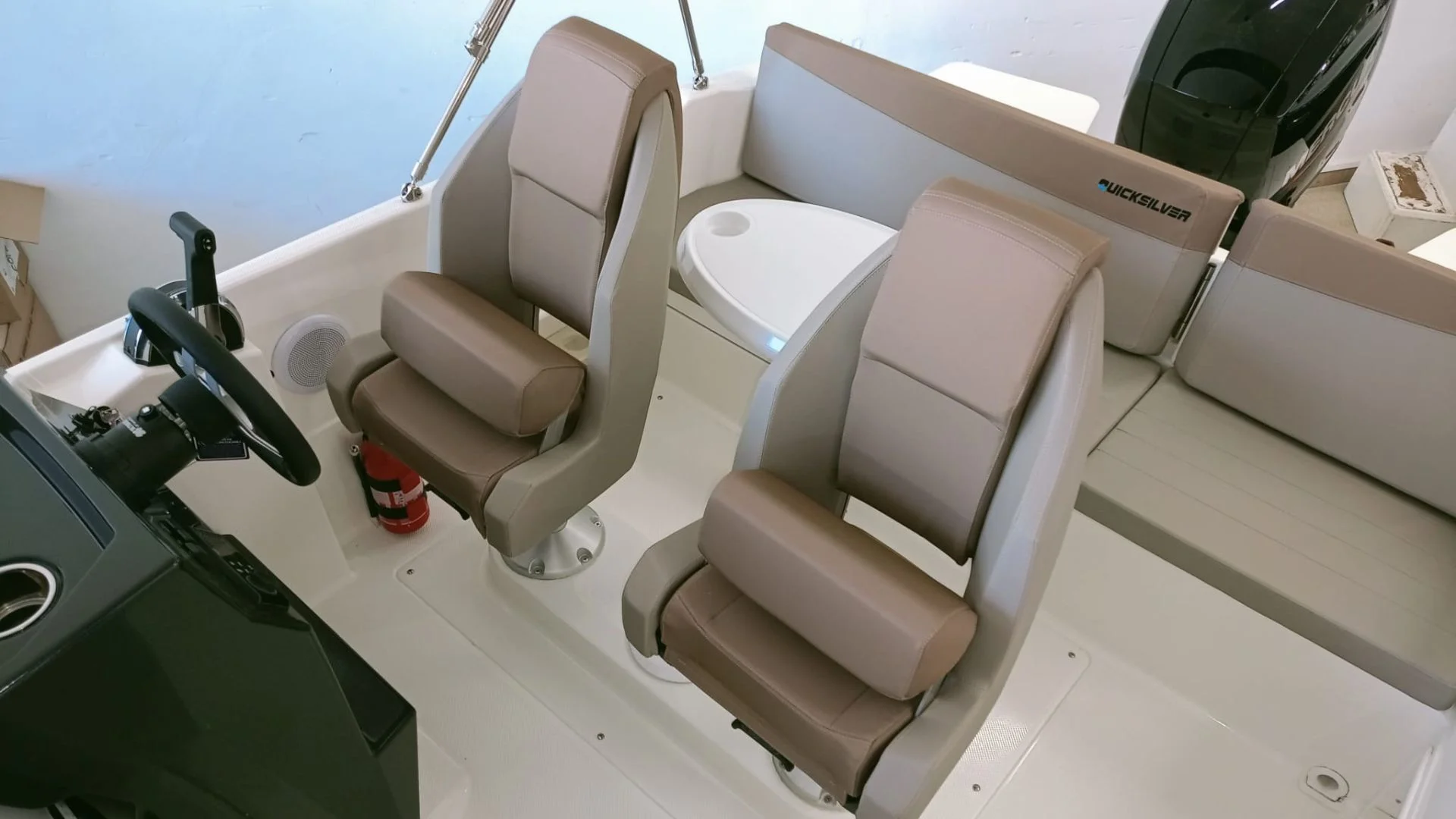 barco-en-stocl-quicksilver-activ-605-sundeck-asientos