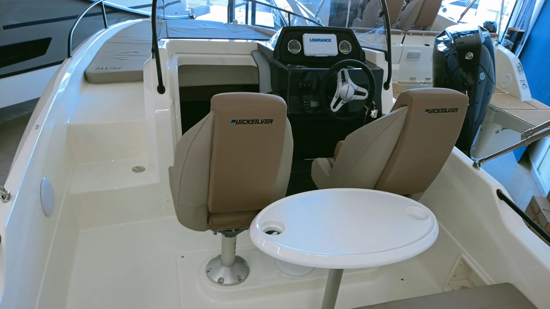 barco-en-stocl-quicksilver-activ-605-sundeck-bañera