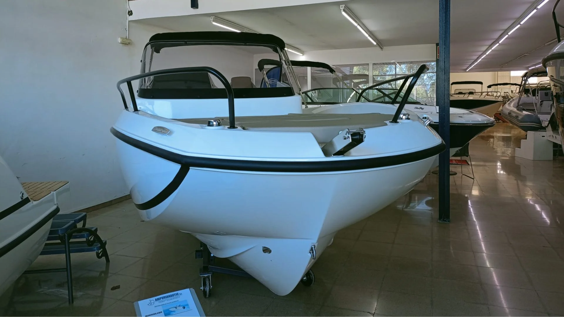 barco-en-stocl-quicksilver-activ-605-sundeck-casco