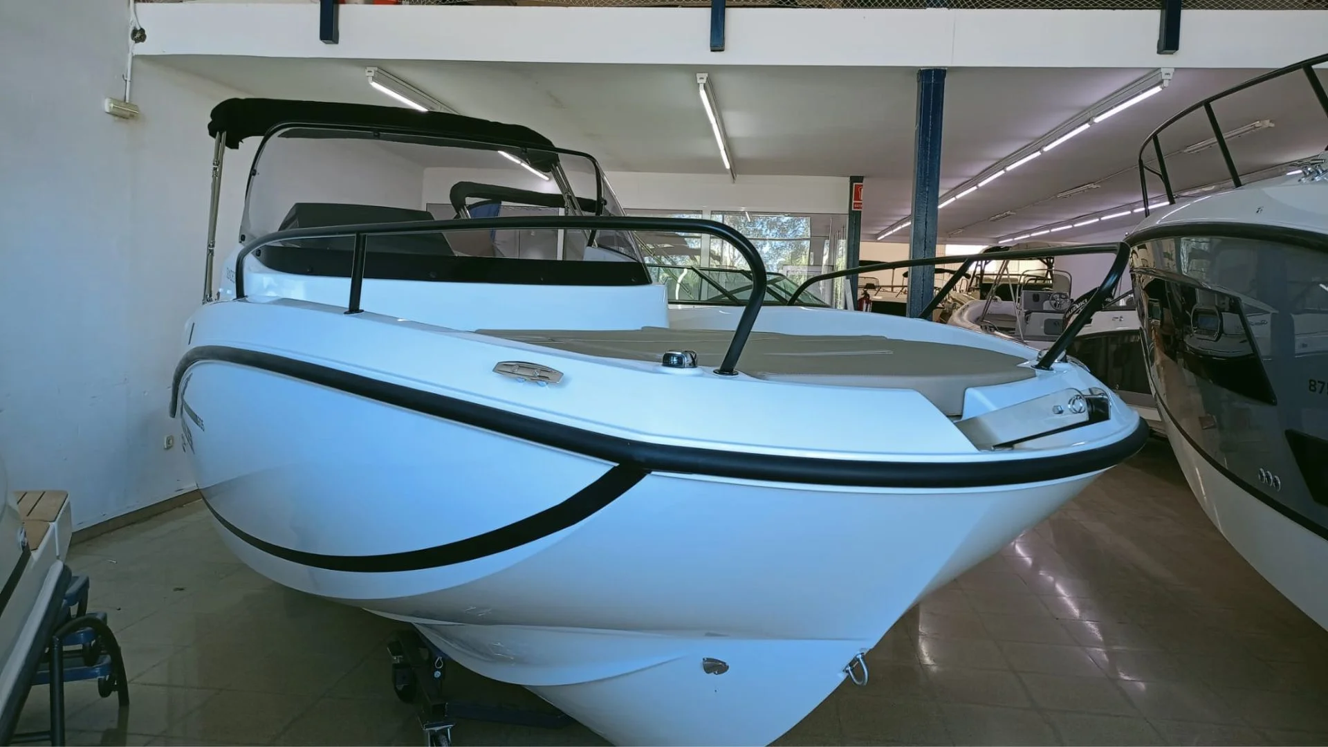 barco-en-stocl-quicksilver-activ-605-sundeck-en-exposicion