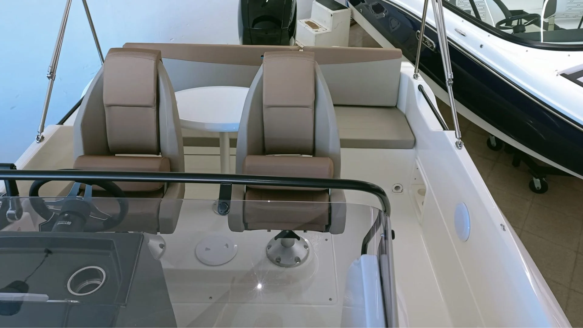 barco-en-stocl-quicksilver-activ-605-sundeck-parabrisas