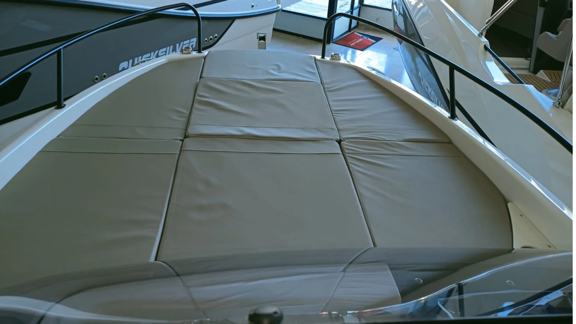 barco-en-stocl-quicksilver-activ-605-sundeck-solarium