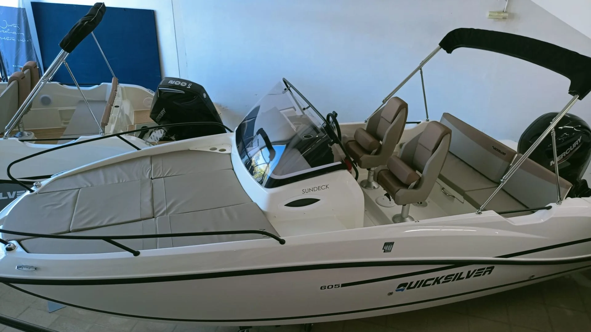 barco-en-stocl-quicksilver-activ-605-sundeck-vista-lateral