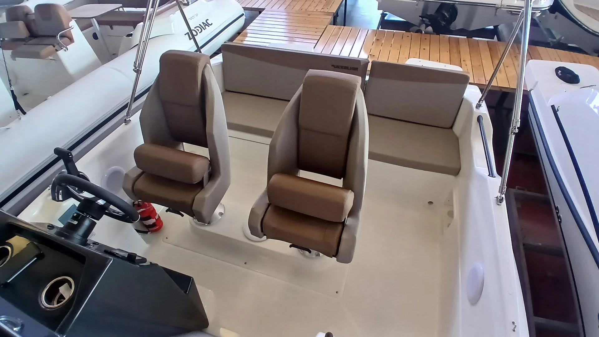 barco-entrega-inmediata-quicksilver-activ-605-sundeck-bañera