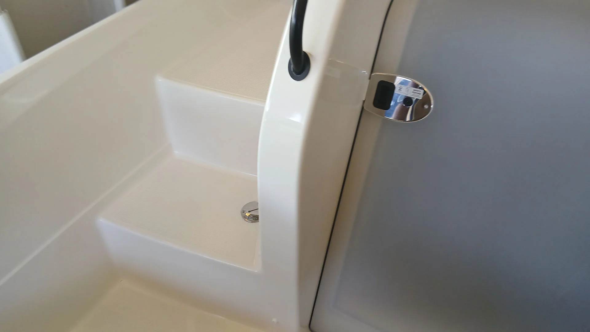 barco-entrega-inmediata-quicksilver-activ-605-sundeck-escalera