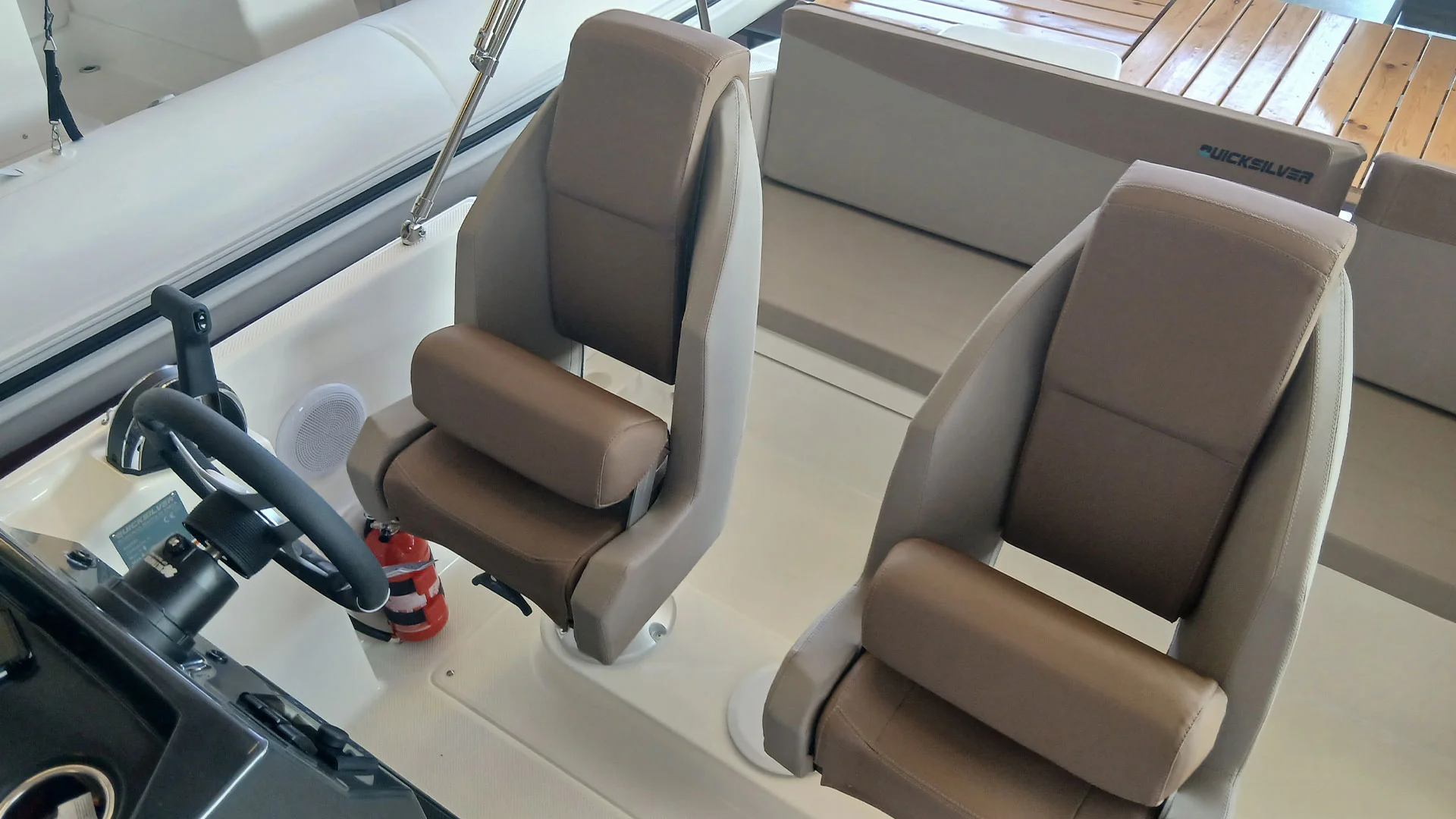 barco-entrega-inmediata-quicksilver-activ-605-sundeck-vista-asientos