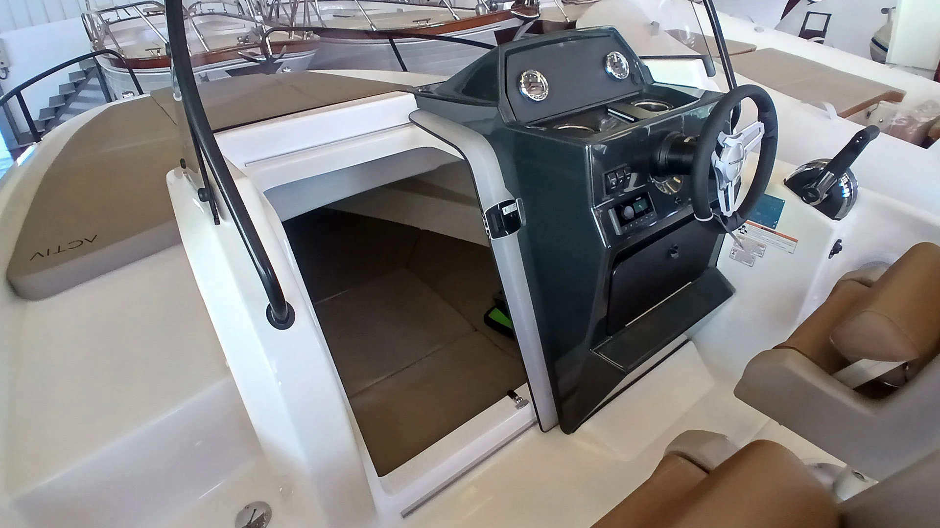 barco-entrega-inmediata-quicksilver-activ-605-sundeck-vista-cabina