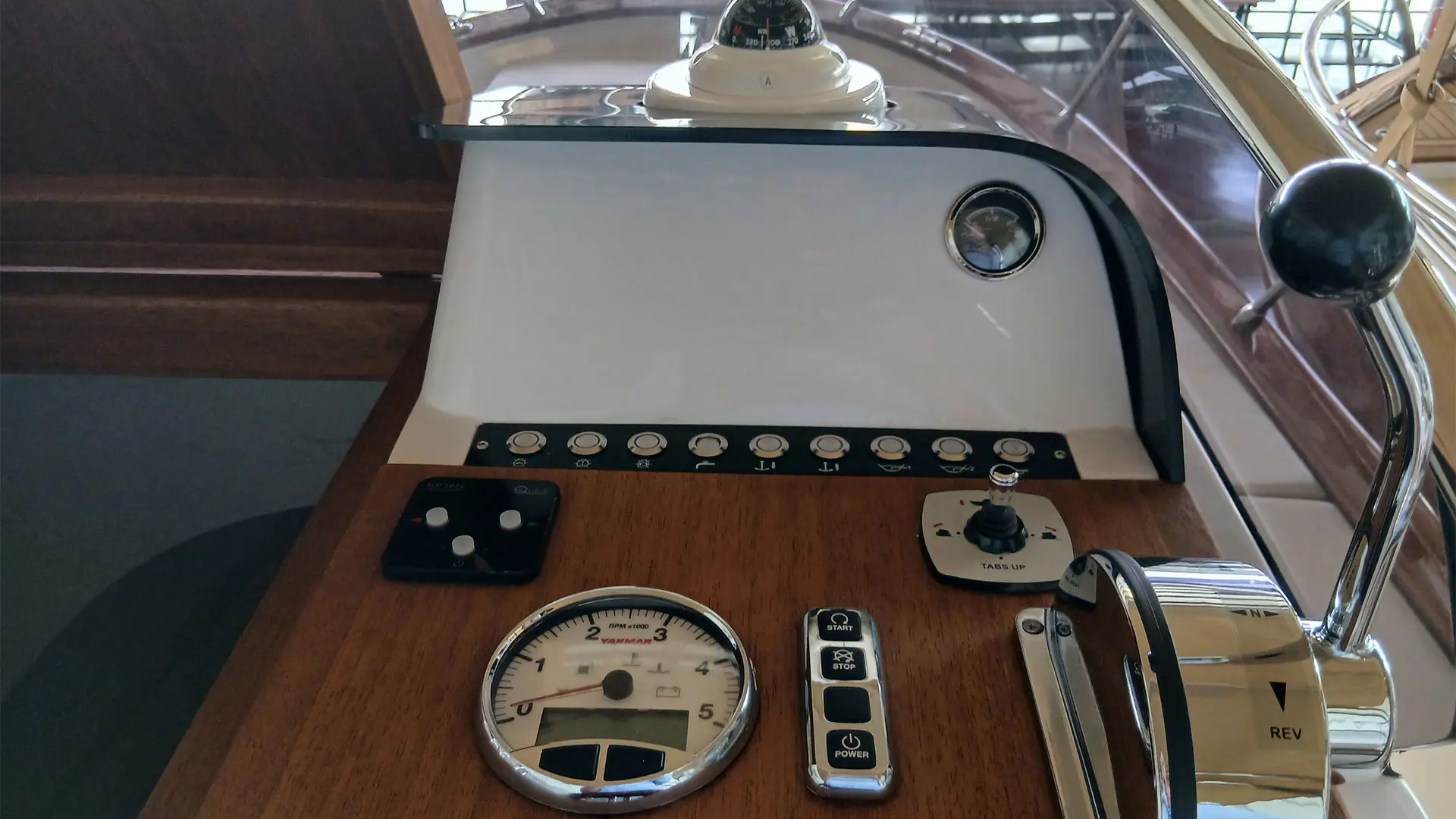 Barco nuevo en stock Cantieri Mimi Libeccio 7.5 WA - Mandos