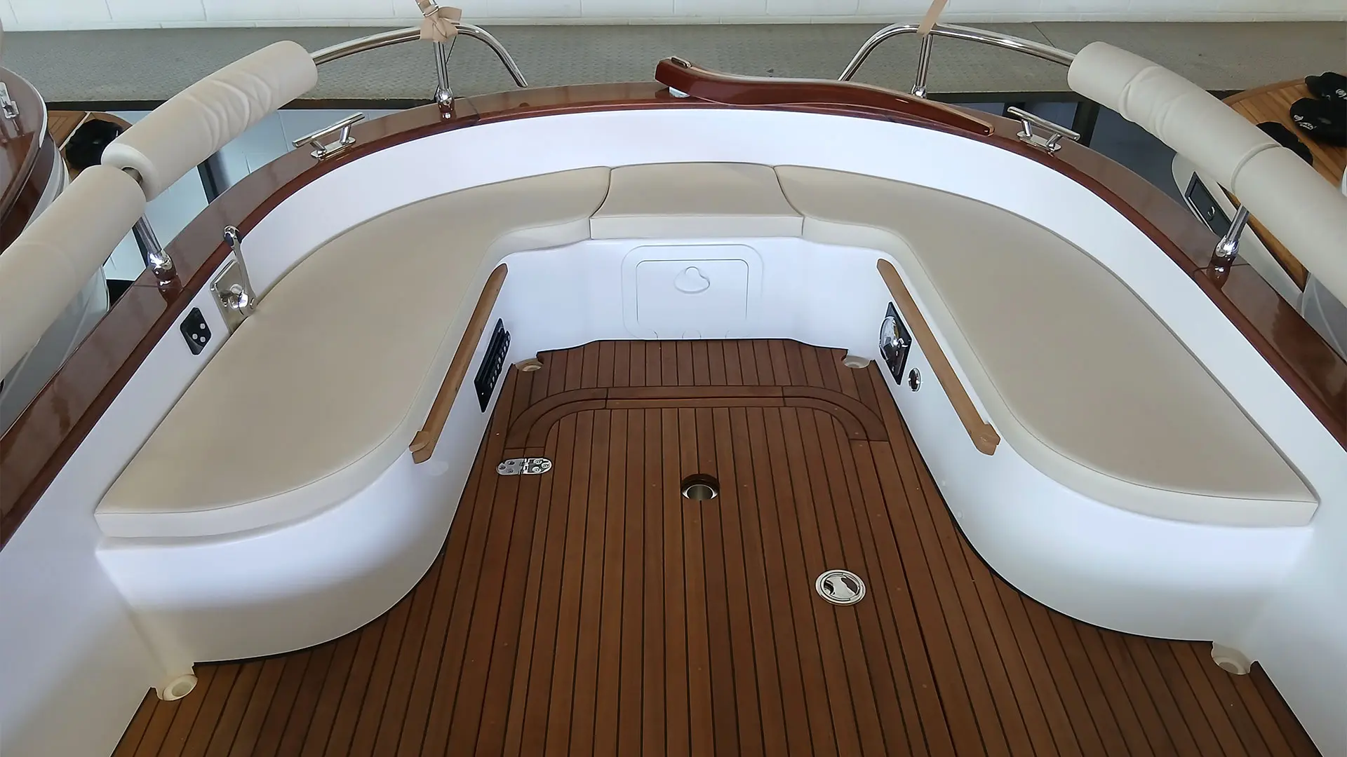 Barco nuevo en stock Cantieri Mimi Libeccio Classic - Asientos popa