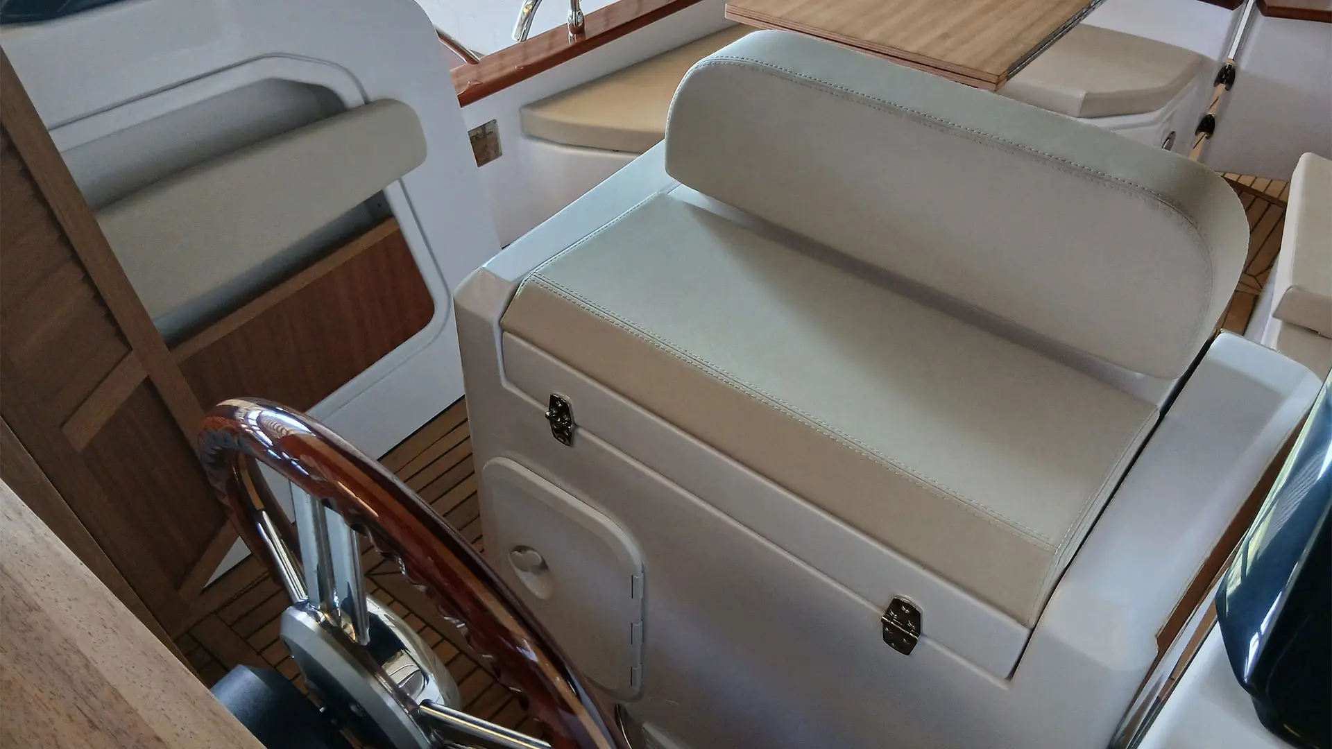 Barco nuevo en stock Cantieri Mimi Libeccio 8.5 Cabin - Asiento patrón