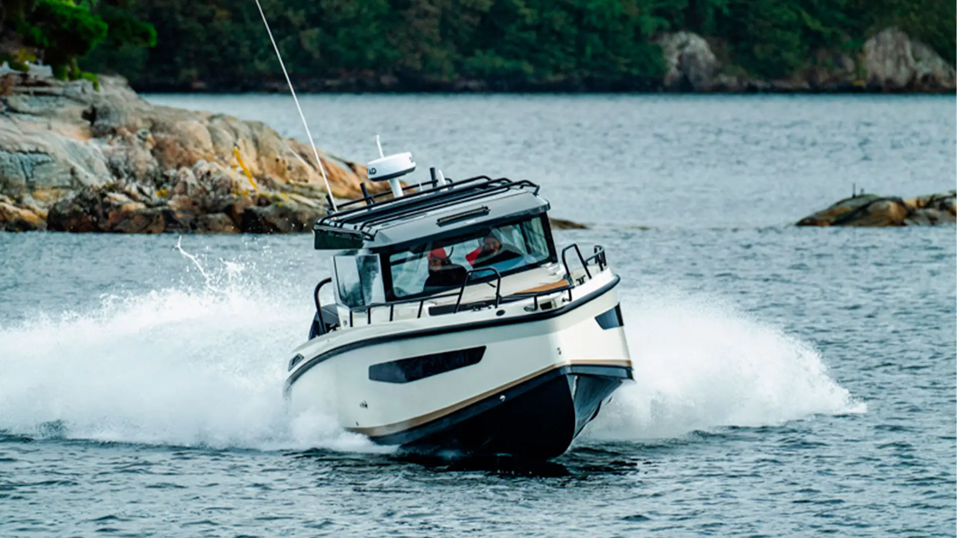 Barco nuevo en stock Navan C30 Cabin - Navegando vista proa Barco nuevo en stock Navan C30 Cabin - Navegando vista proa