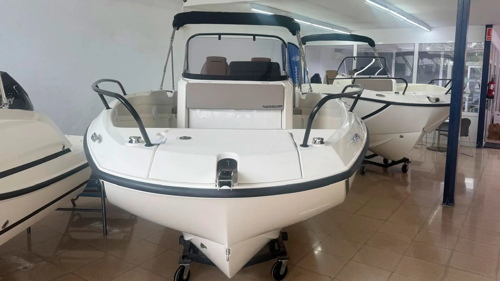 Barco nuevo en stock Quicksilver Activ 605 Open AP - Vista frontal