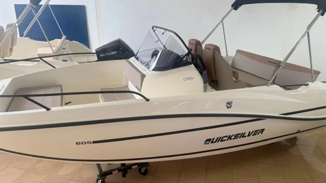 Barco nuevo en stock Quicksilver Activ 605 Open AP - Vista lateral