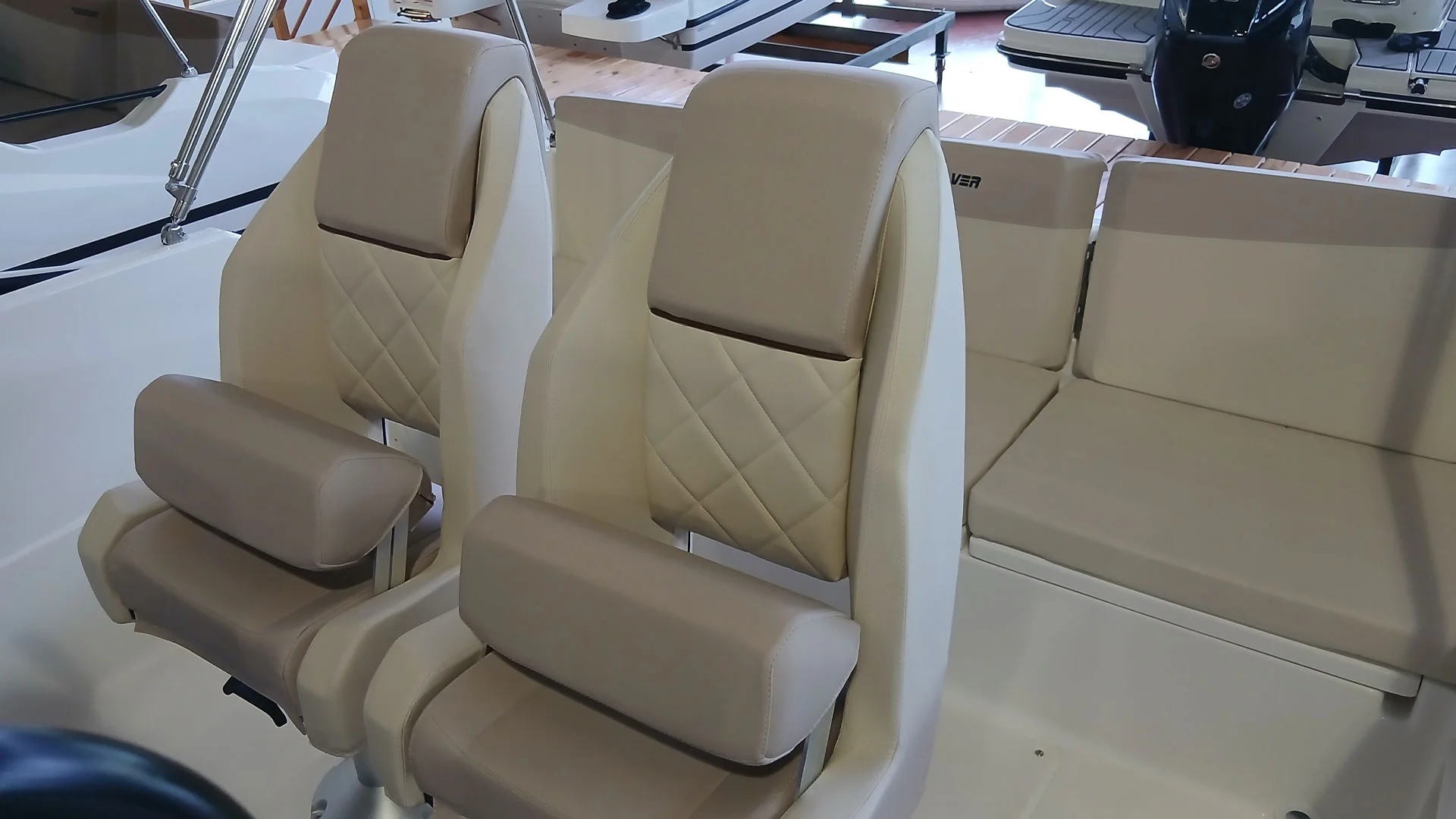 barco-nuevo-en-stock-quicksilver-activ-705-open-vista-asientos
