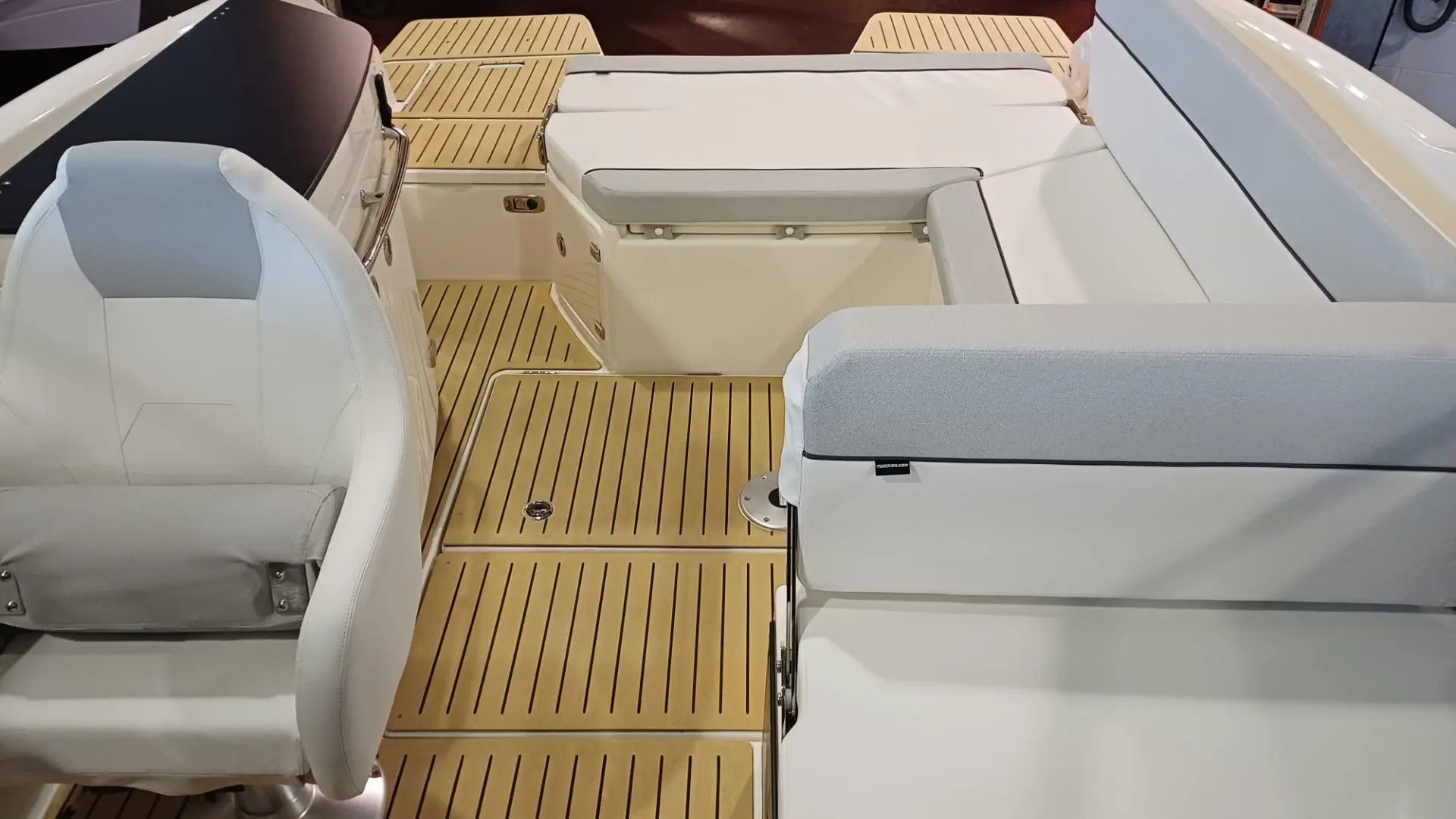 Barco nuevo en stock quicksilver activ 755 cruiser 2026 -popa