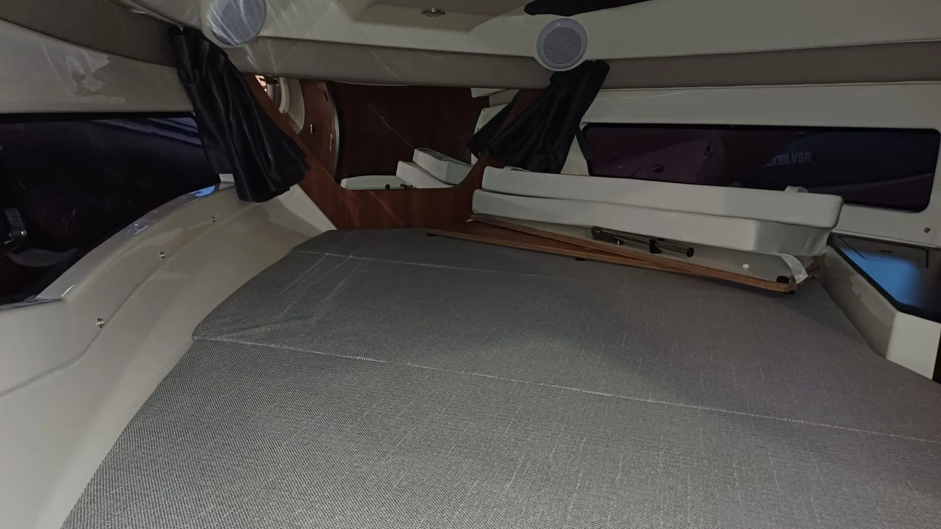 Barco nuevo en stock quicksilver activ 755 cruiser 2026 - Vista cama