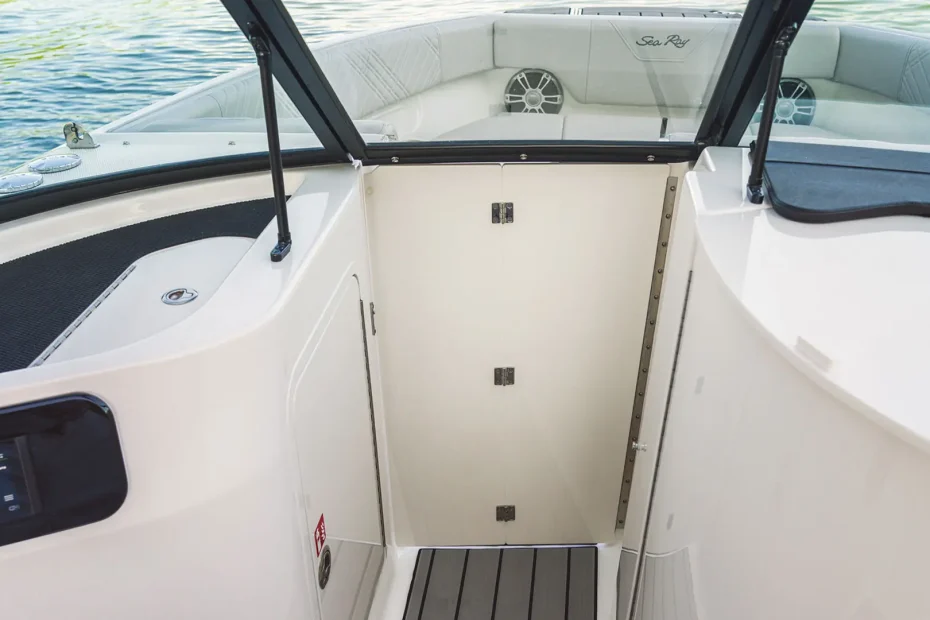 Barco nuevo en stock Sea Ray SDX 230 OB - Acceso solárium