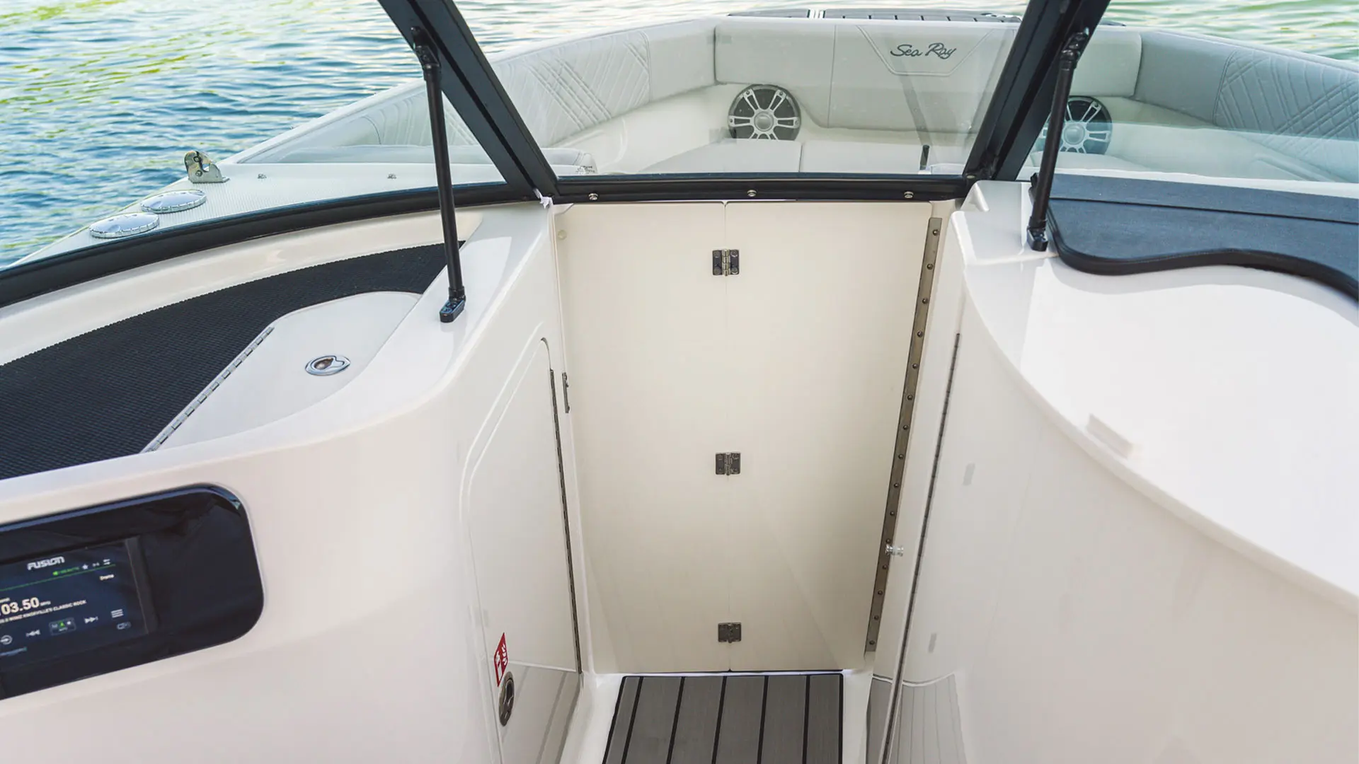 Barco nuevo en stock Sea Ray SDX 230 OB - Acceso solárium