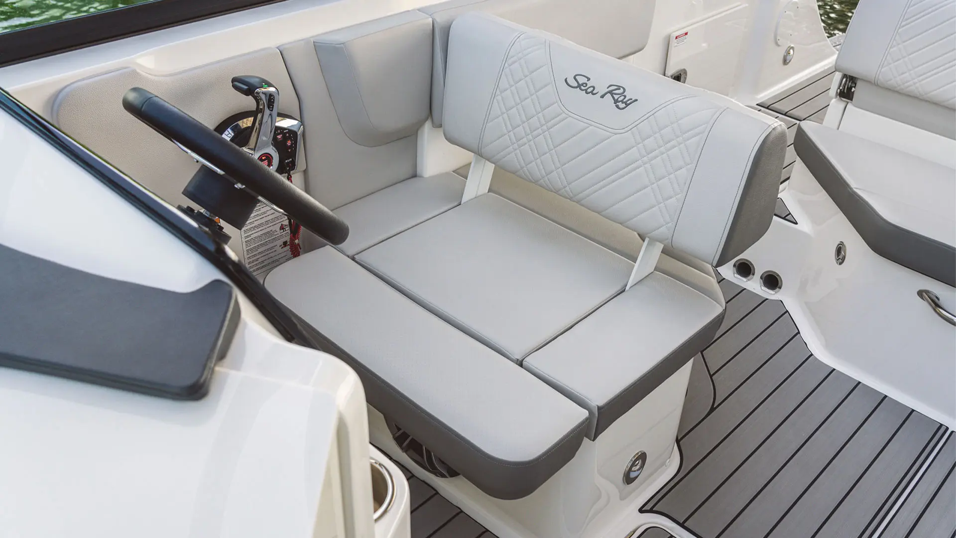 Barco nuevo en stock Sea Ray SDX 230 OB - Asiento patrón
