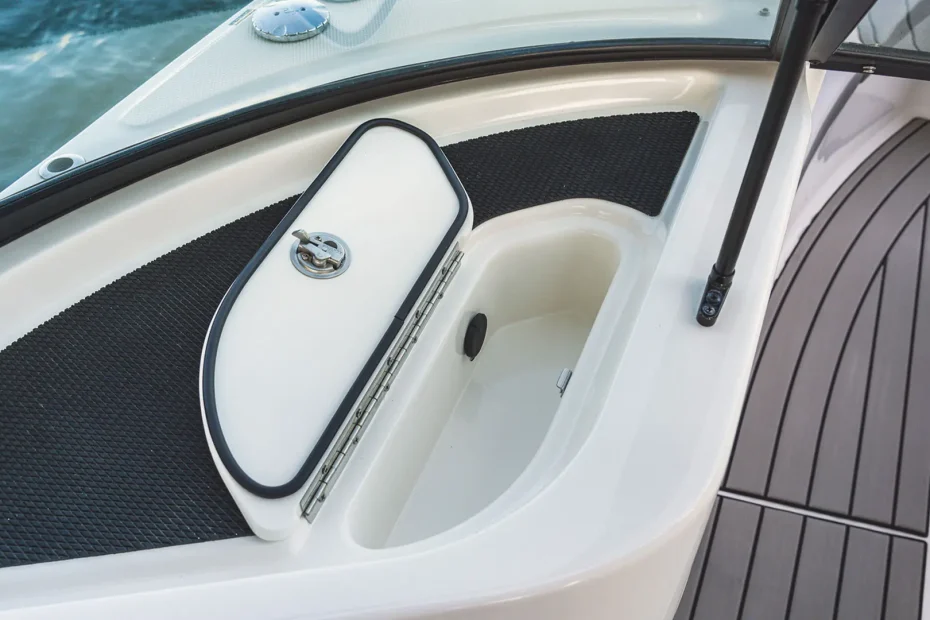 Barco nuevo en stock Sea Ray SDX 230 OB - Cofre