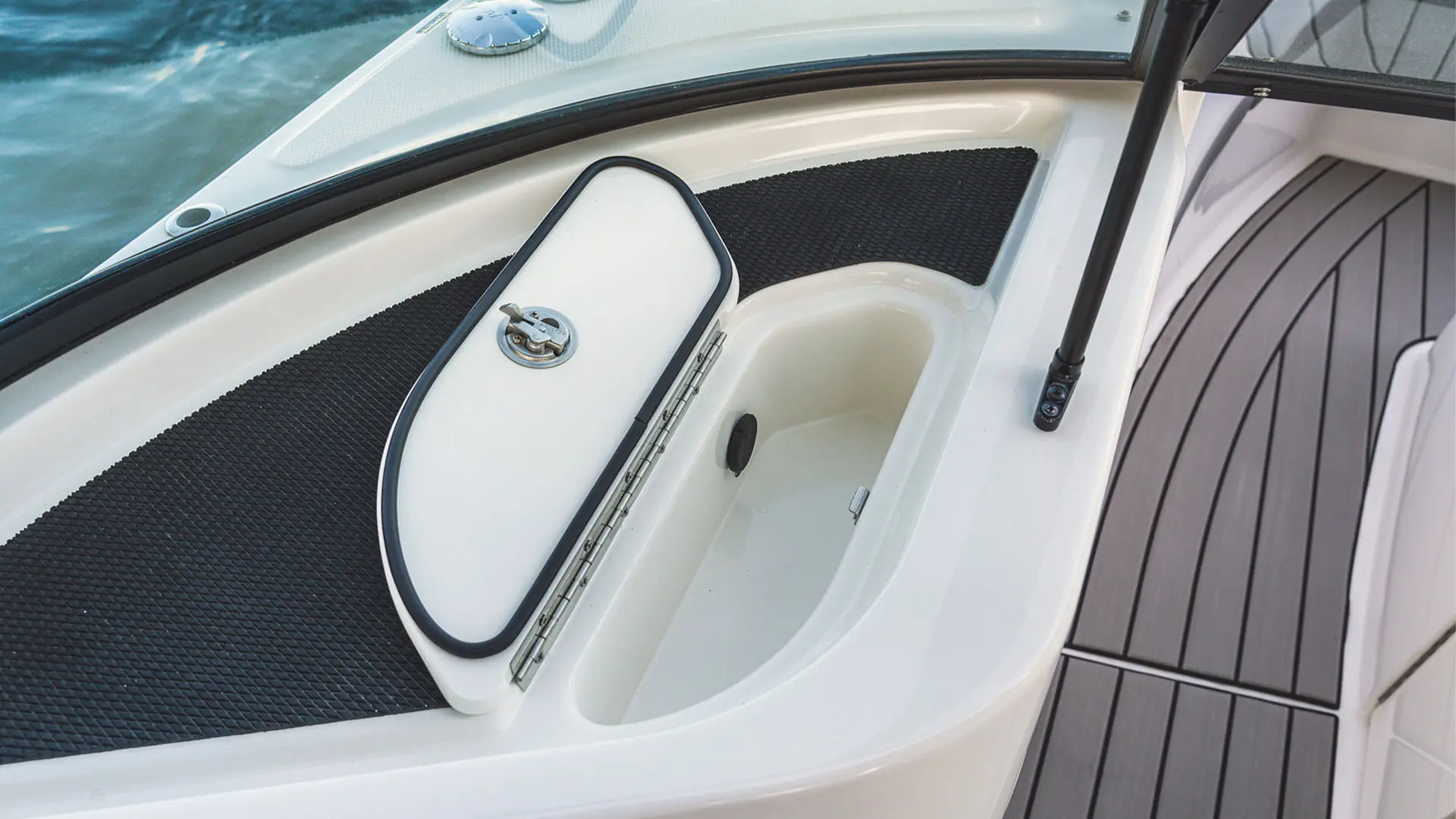 Barco nuevo en stock Sea Ray SDX 230 OB - Cofre