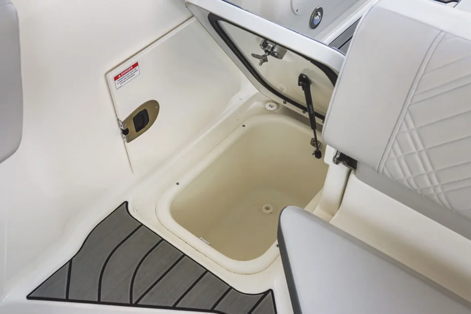 Barco nuevo en stock Sea Ray SDX 230 OB - Vista cofre