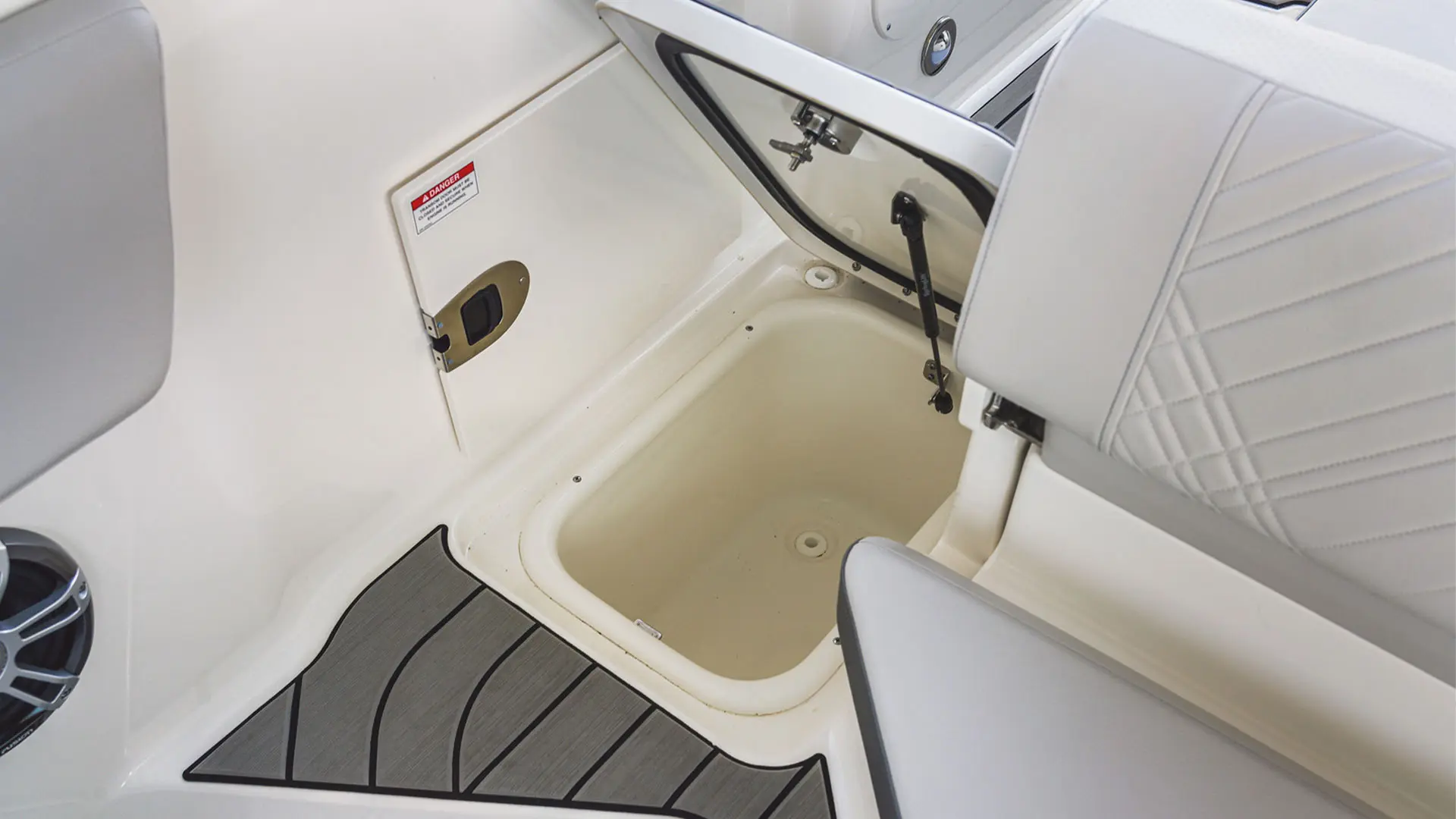 Barco nuevo en stock Sea Ray SDX 230 OB - Vista cofre