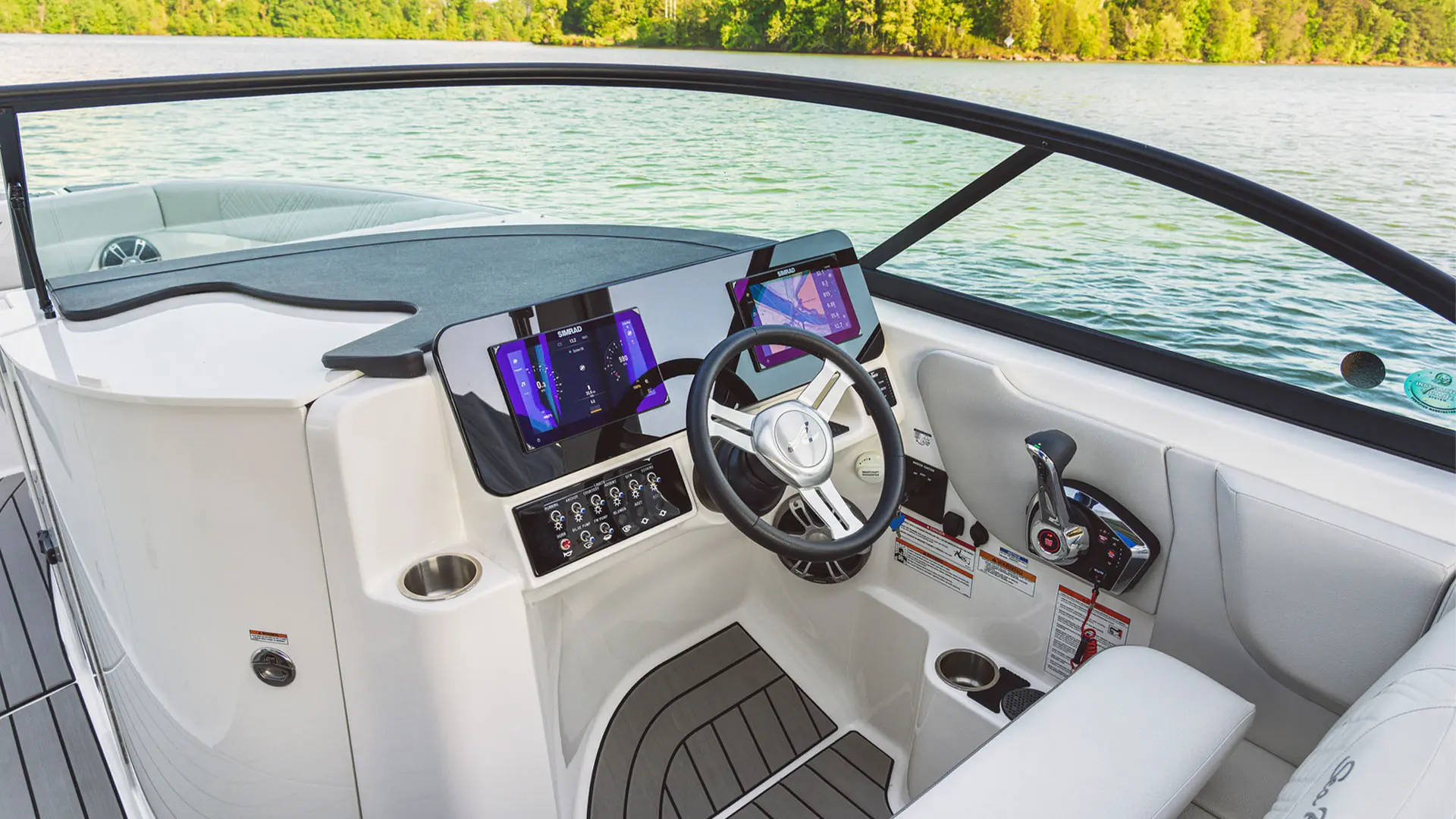 Barco nuevo en stock Sea Ray SDX 230 OB - Zona patrón