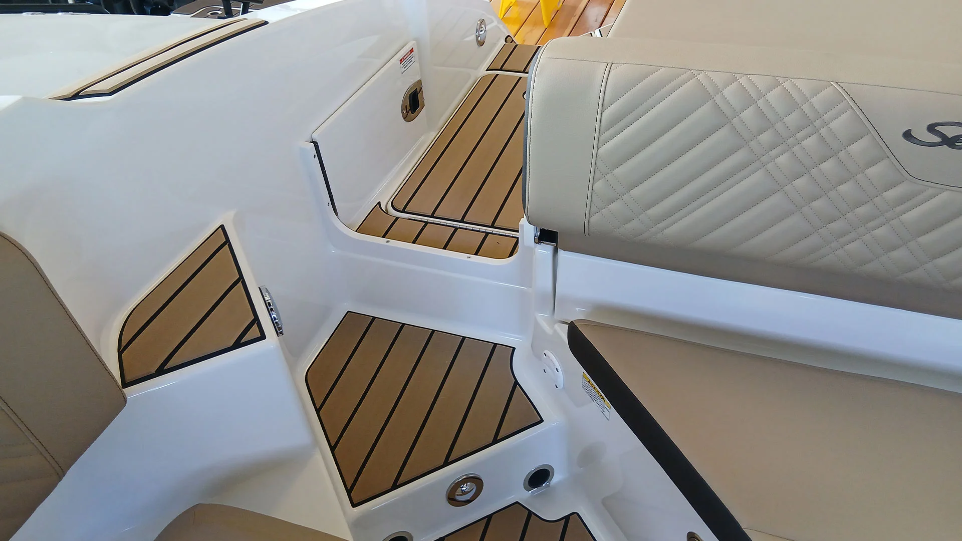 barco-nuevo-en-stock-sea-ray-sdx-270-acceso