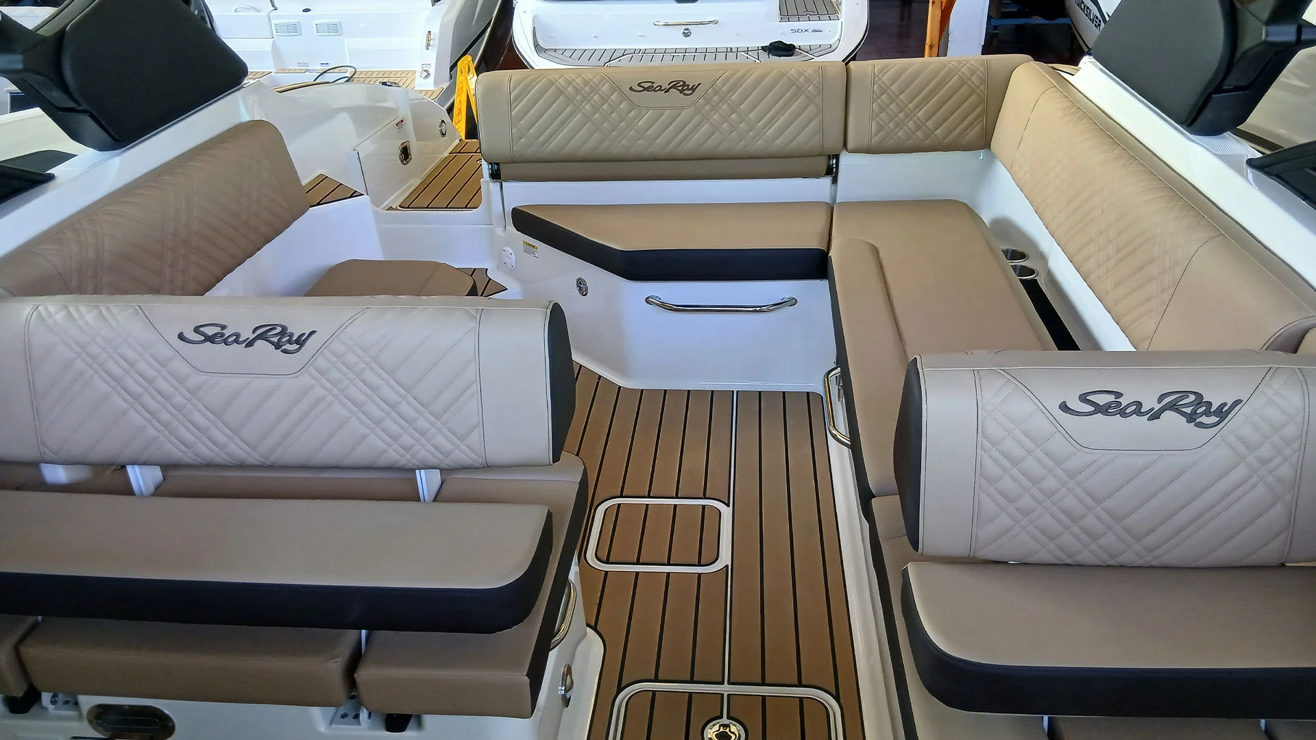 barco-nuevo-en-stock-sea-ray-sdx-270-bañera