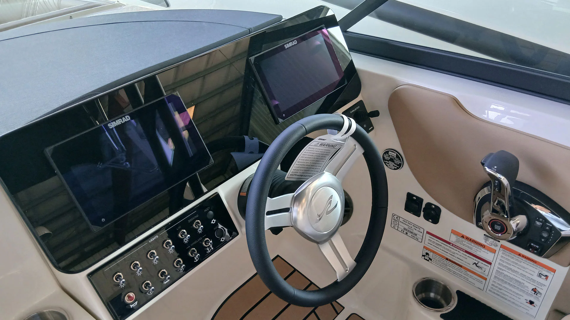 barco-nuevo-en-stock-sea-ray-sdx-270-consola