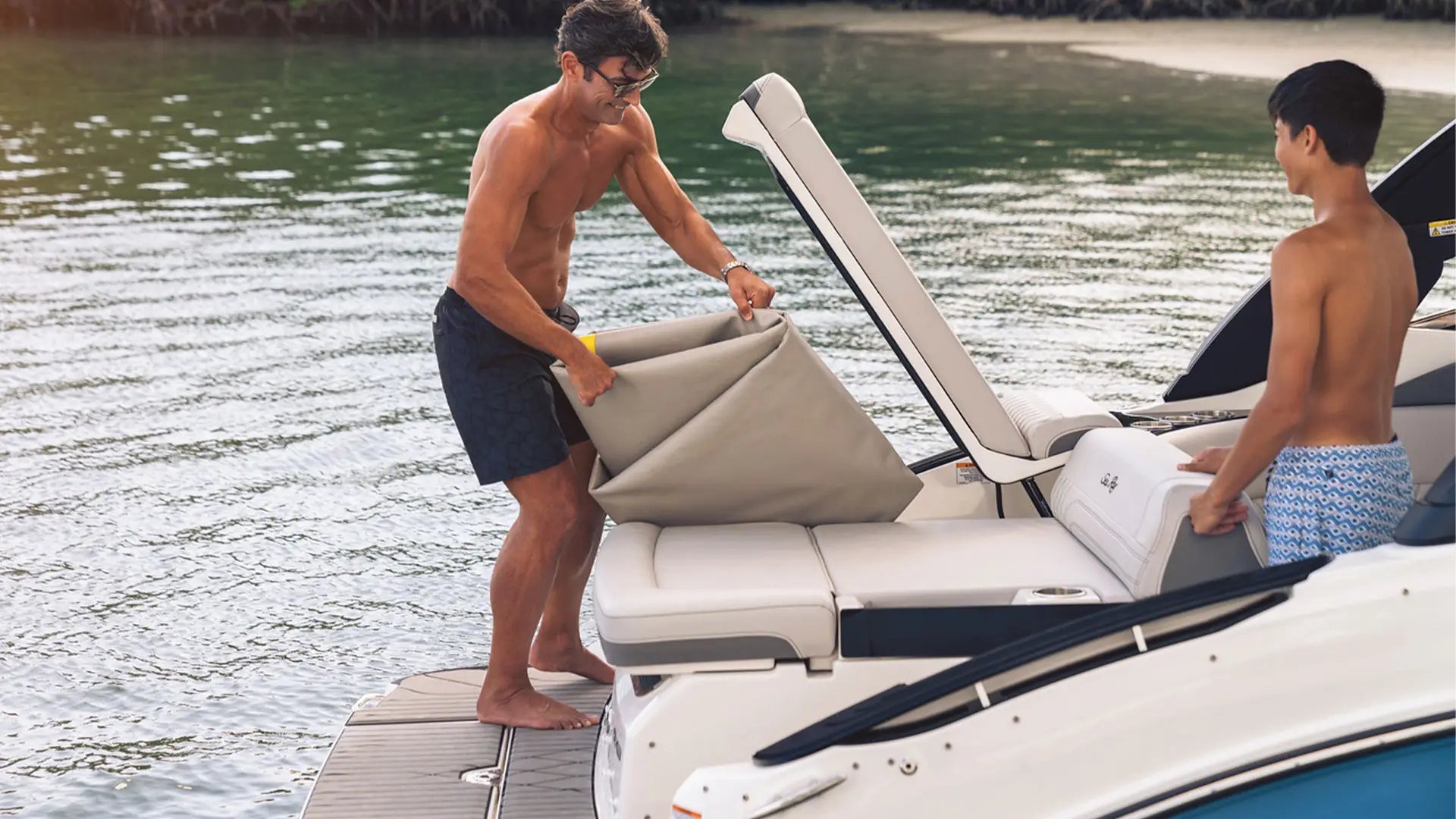 Barco nuevo en stock Sea Ray SLX 260 - Accesorio solárium