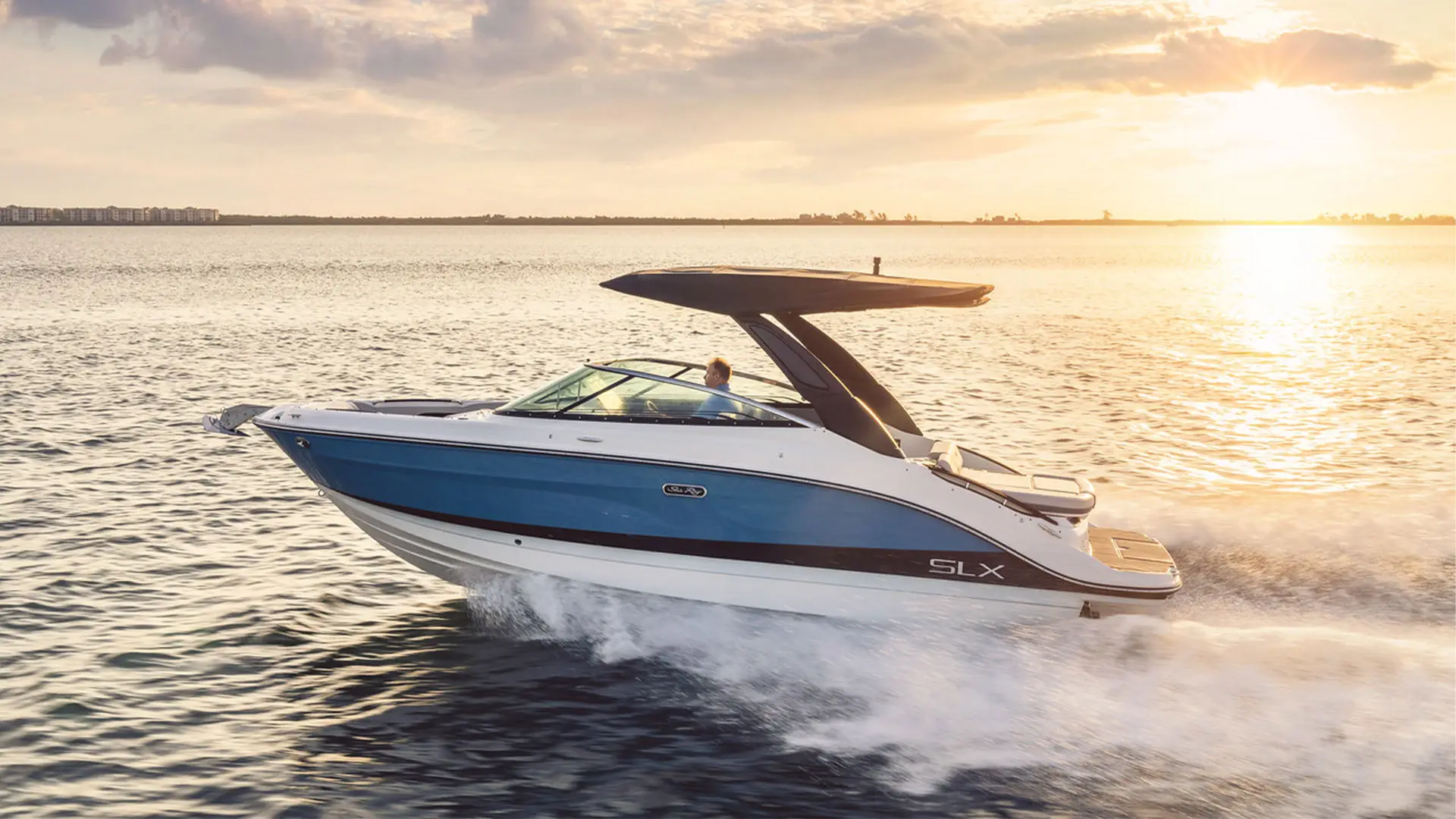 Barco nuevo en stock Sea Ray SLX 260 - Navegando vista lateral