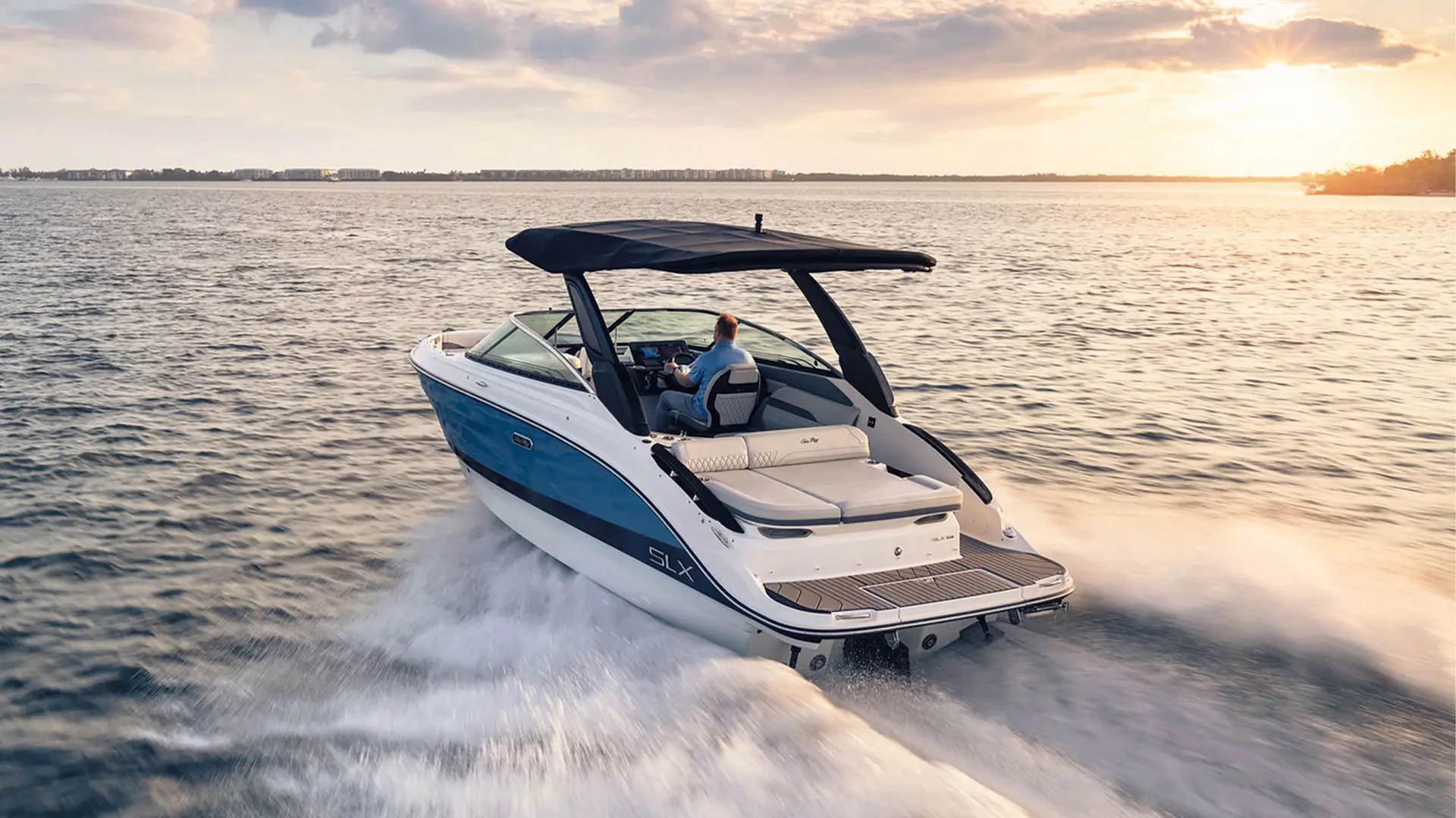 Barco nuevo en stock Sea Ray SLX 260 - Navegando vista popa