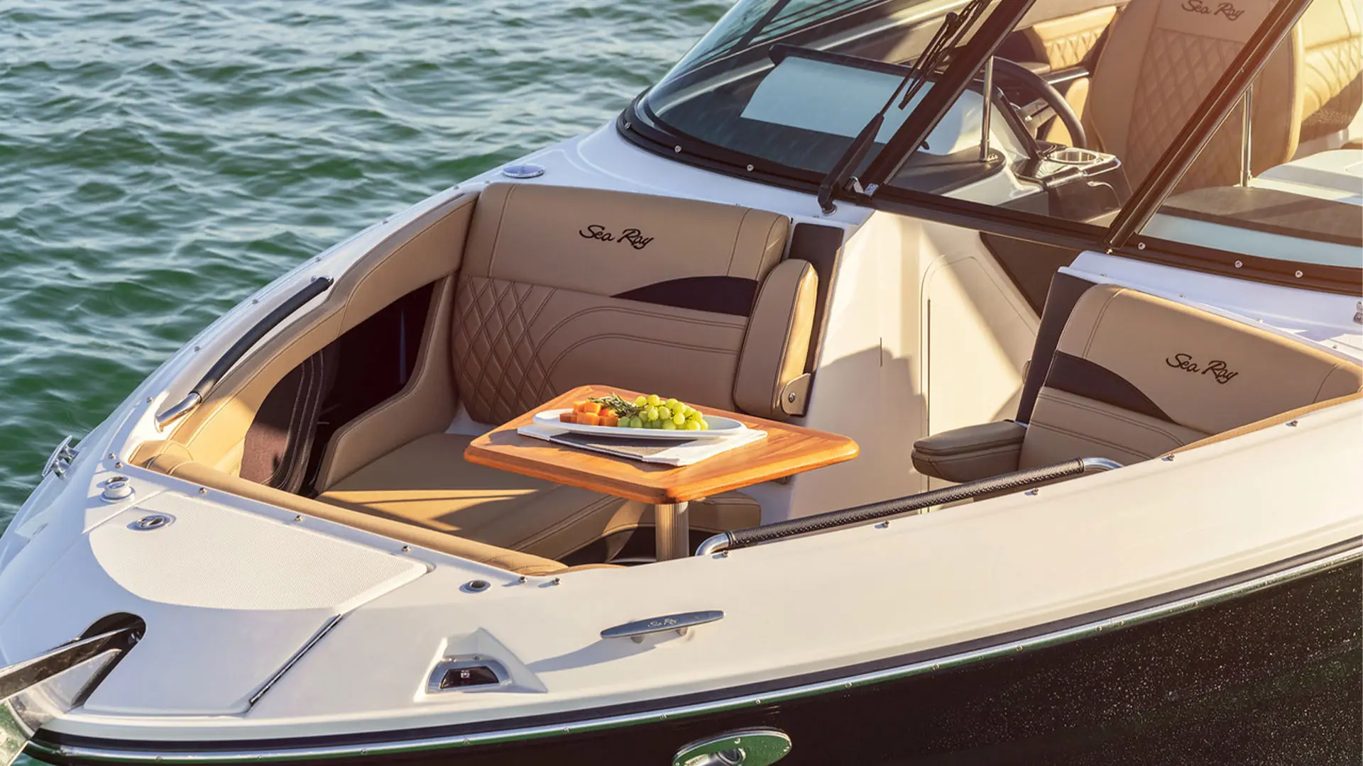 Barco nuevo en stock Sea Ray SLX 260 - Picnic en solárium