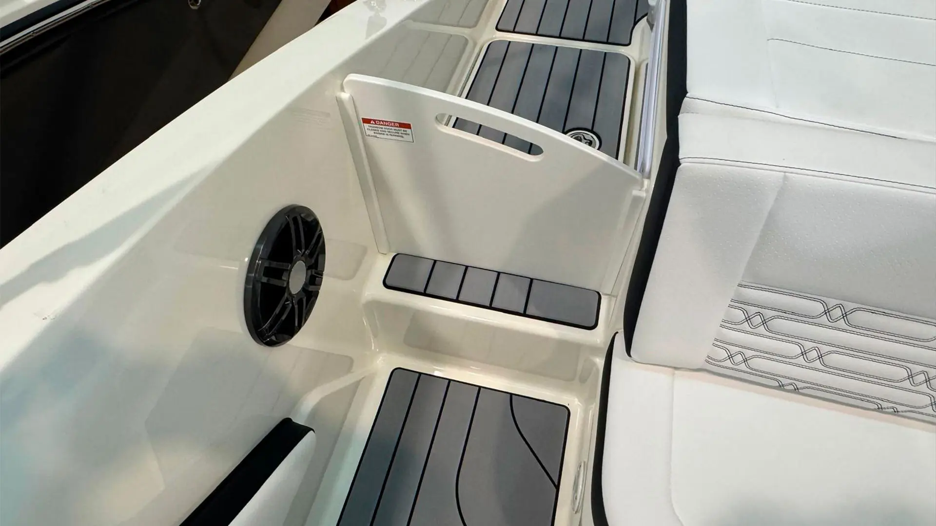 Barco nuevo en stock Sea Ray SPX 190 OB AP - Acceso