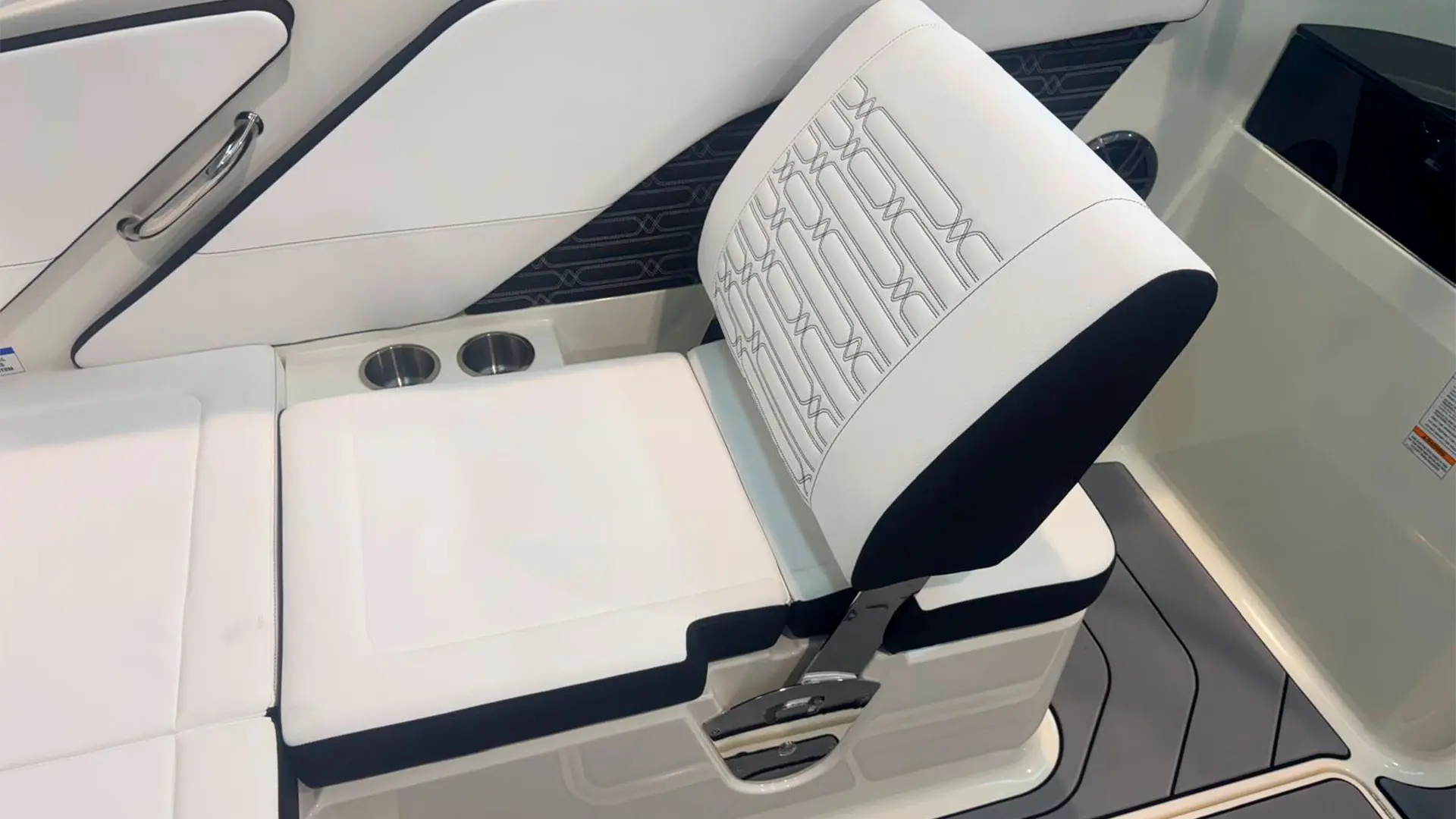 Barco nuevo en stock Sea Ray SPX 190 OB AP - Asiento copiloto reclinable