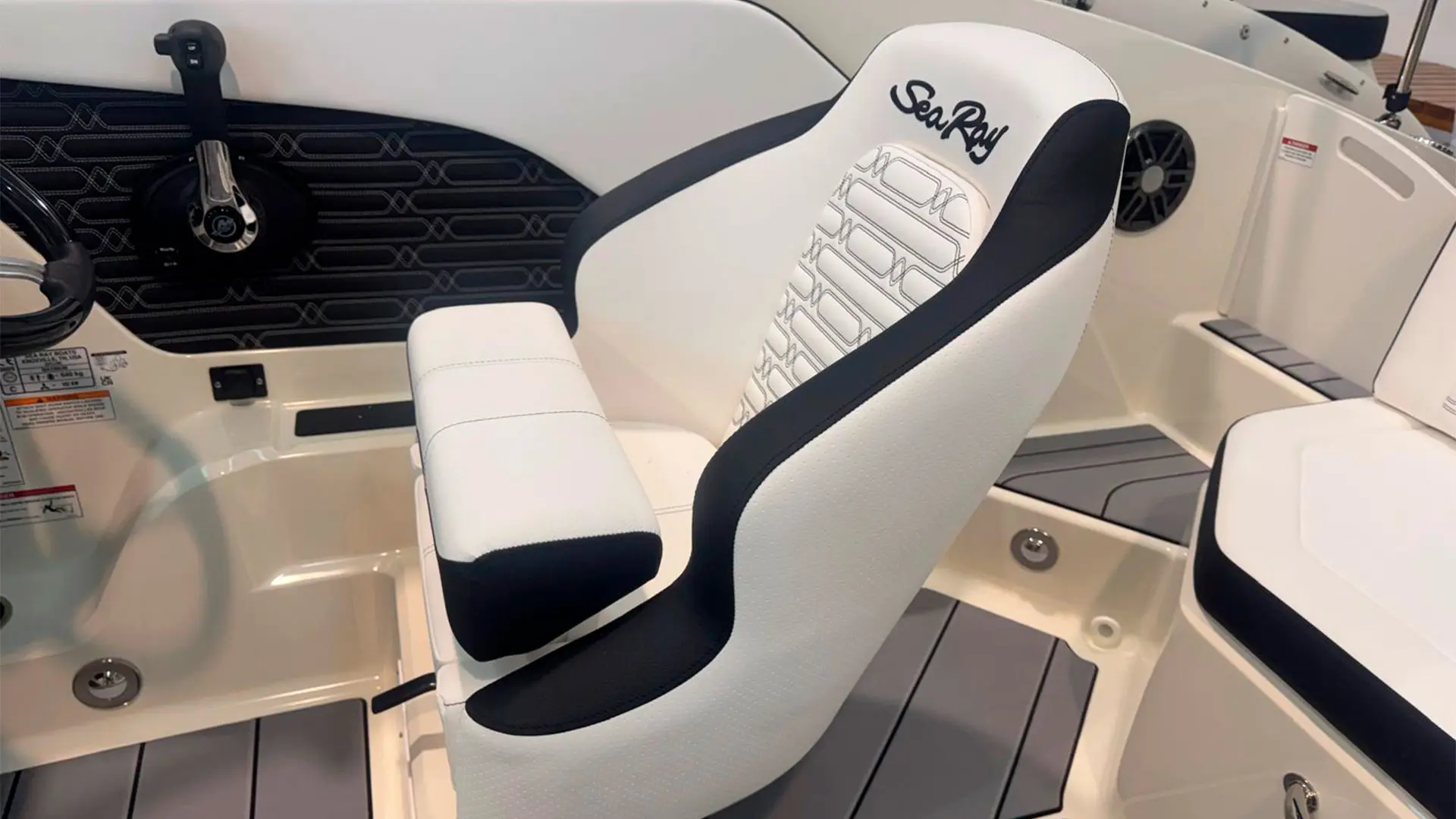 Barco nuevo en stock Sea Ray SPX 190 OB AP - Asiento patrón