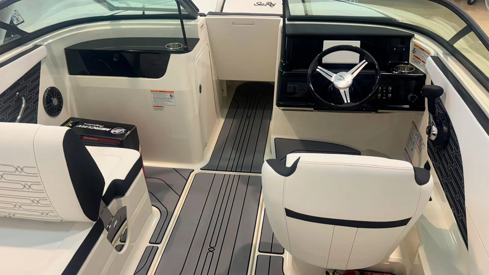 Barco nuevo en stock Sea Ray SPX 190 OB AP - Bañera