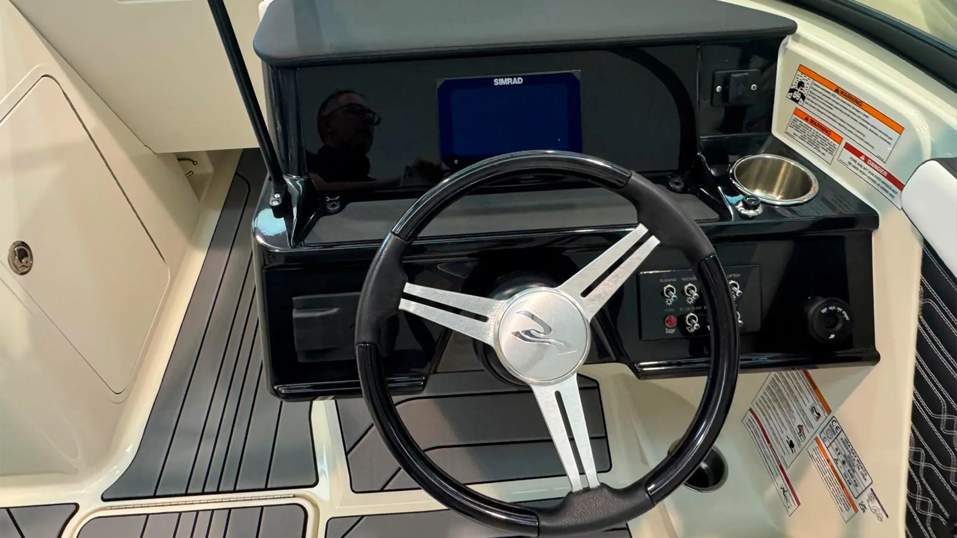 Barco nuevo en stock Sea Ray SPX 190 OB AP - Volante