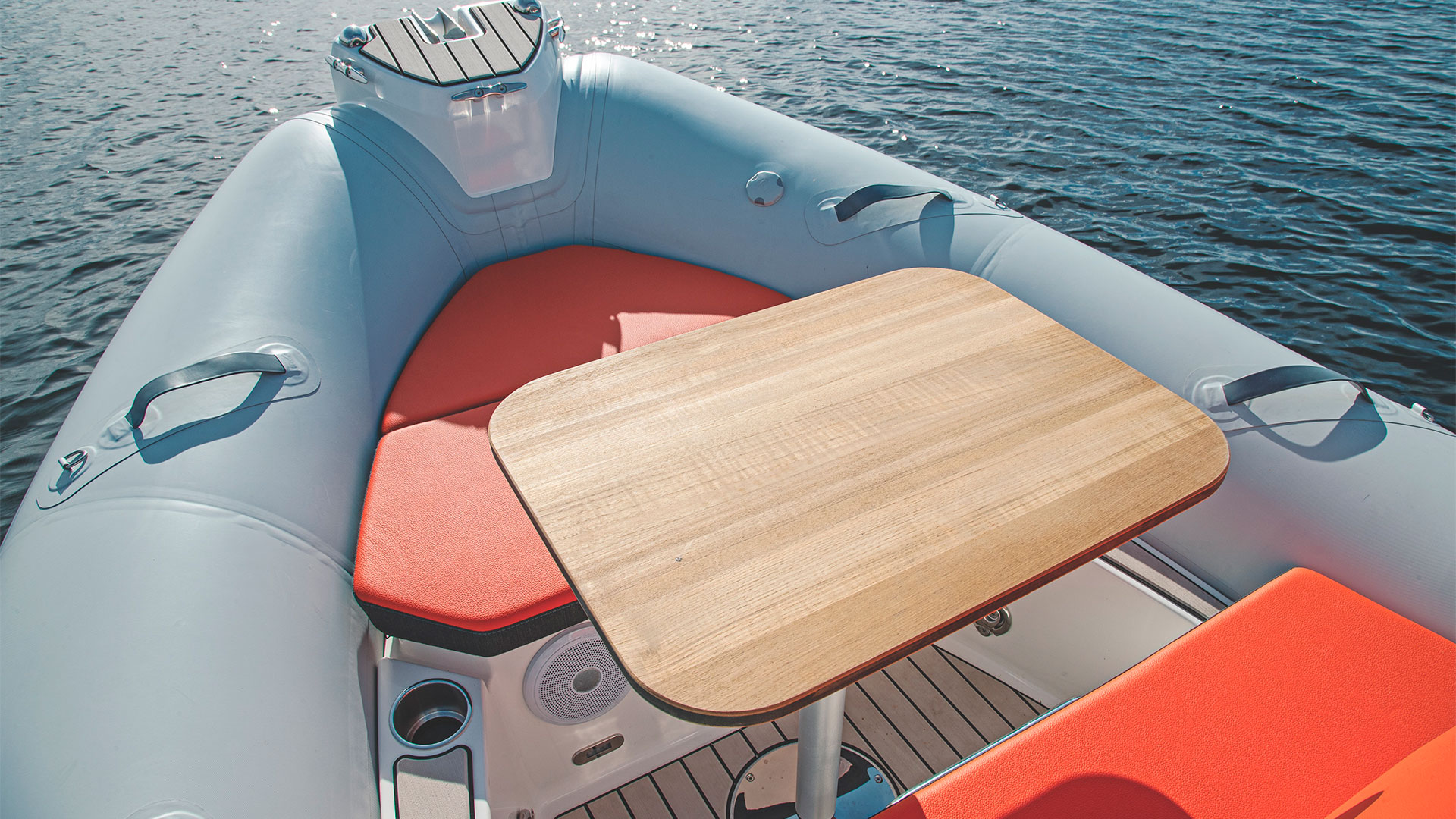 Barco nuevo en stock Zodiac Medline 5,8 - Imagen picnic proa