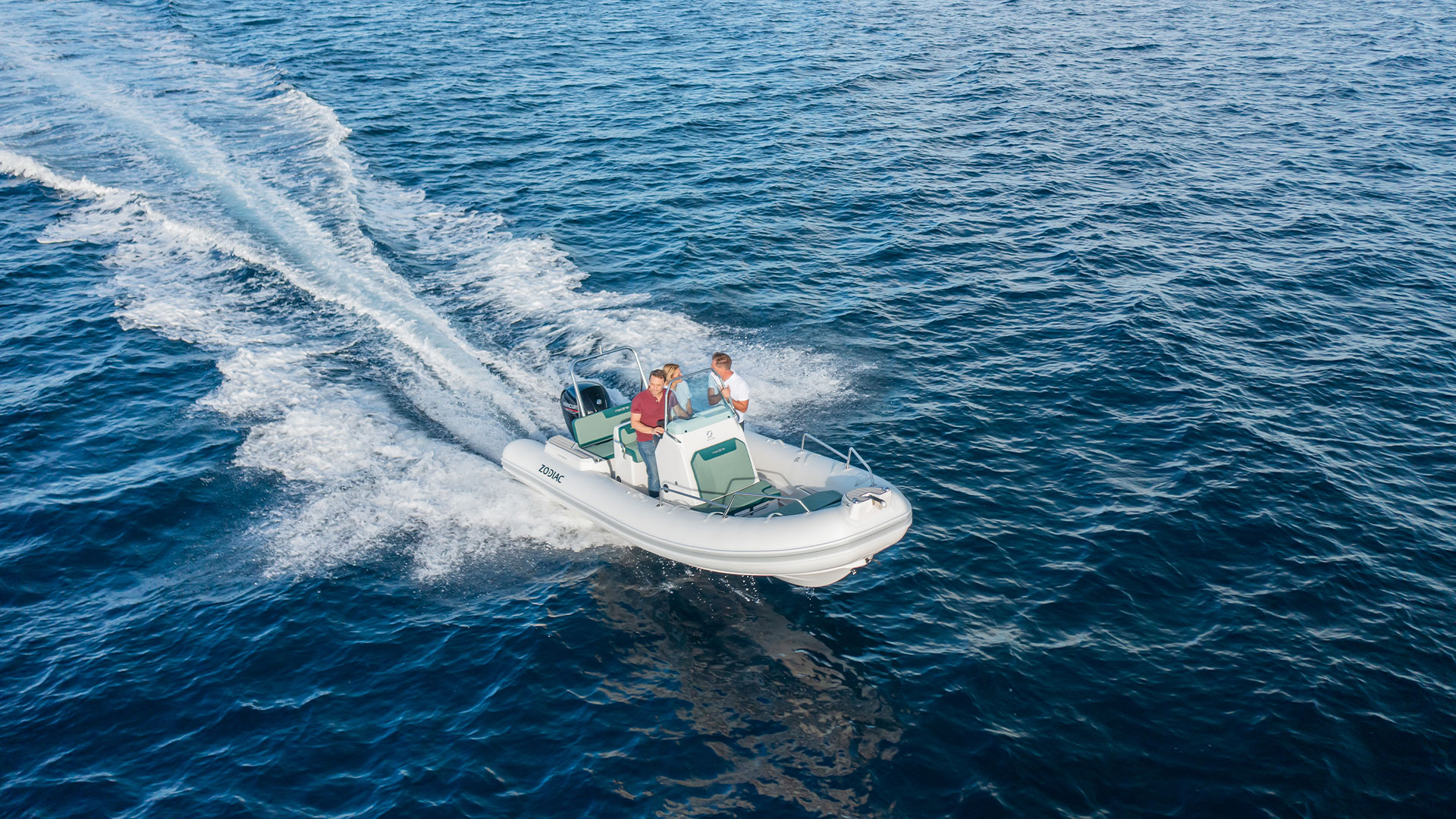 Barco nuevo en stock Zodiac Medline 5,8 - Navegando vista proa